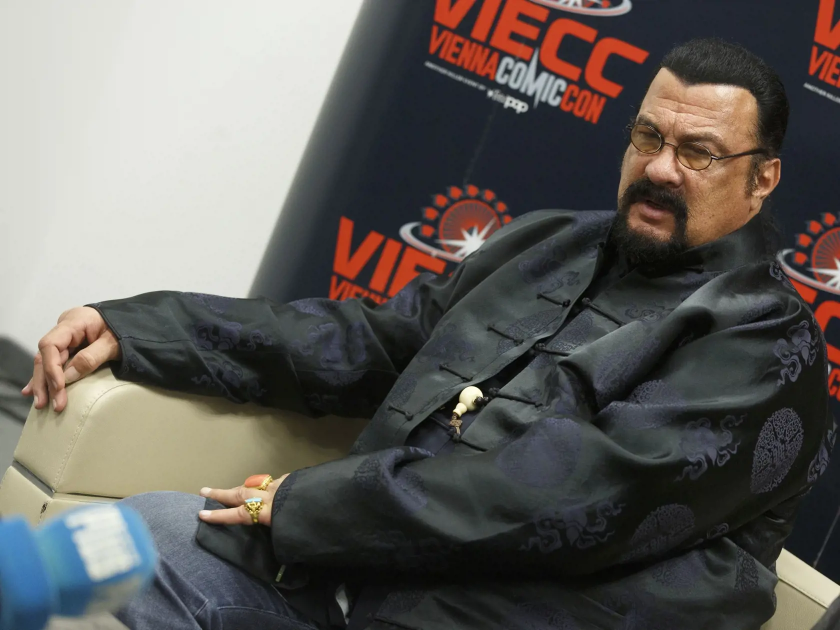 Steven Seagal počas tlačovej besedy s novinármi vo viedenskom kongres centre Messe Wien.