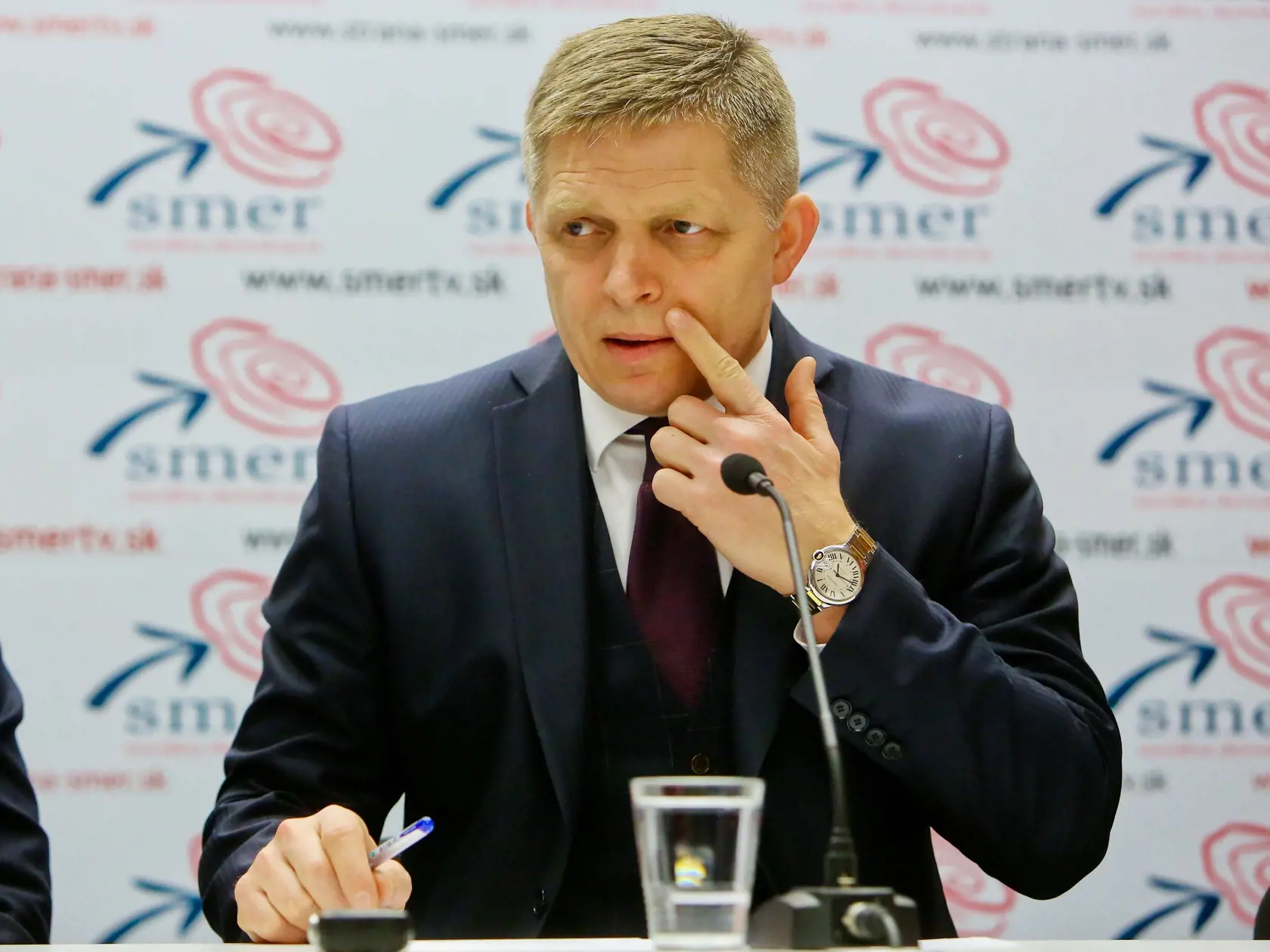 Na snimke Robert Fico na tlacovej konferencii po skonceni rokovania predsednictva strany SMER-SD, na ktorom jej uzke vedenie stanovilo svoje vizie na povolebne usporiadanie vlady SR a jej cielov.