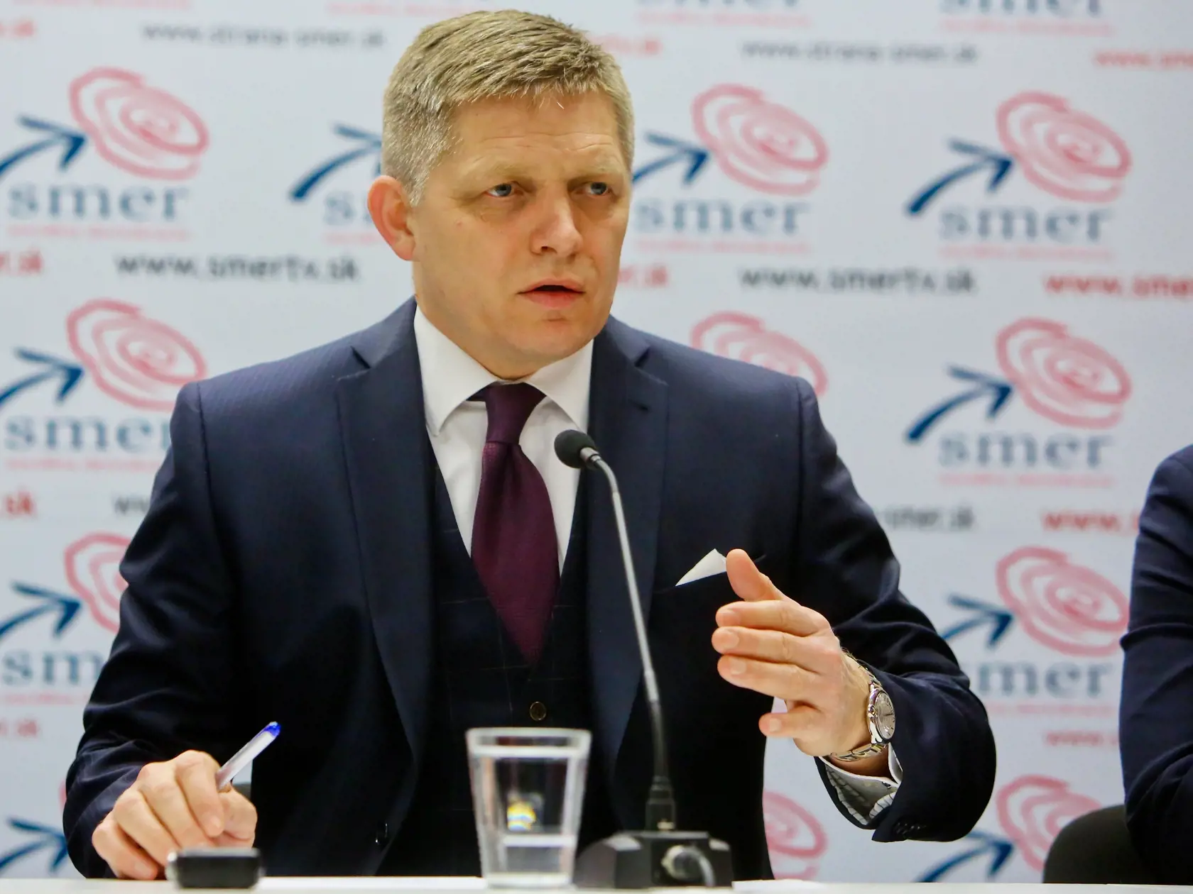 Na snimke Robert Fico na tlacovej konferencii po skonceni rokovania predsednictva strany SMER-SD, na ktorom jej uzke vedenie stanovilo svoje vizie na povolebne usporiadanie vlady SR a jej cielov.