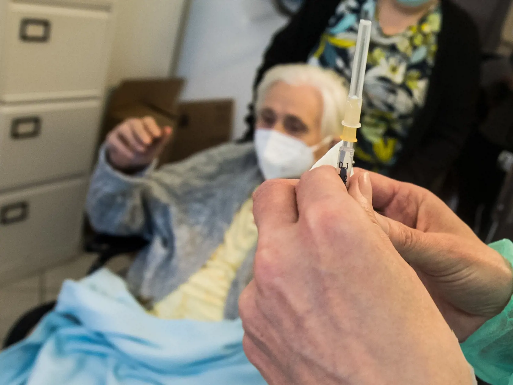 Seniori sú najzraniteľnejší, preto by ako prví mali dostať tretiu dávku vakcíny. Ich imunitný systém si totiž po dvoch dávkach nevytvoril toľko protilátok ako u mladých a nové mutácie nás ohrozujú všetkých.