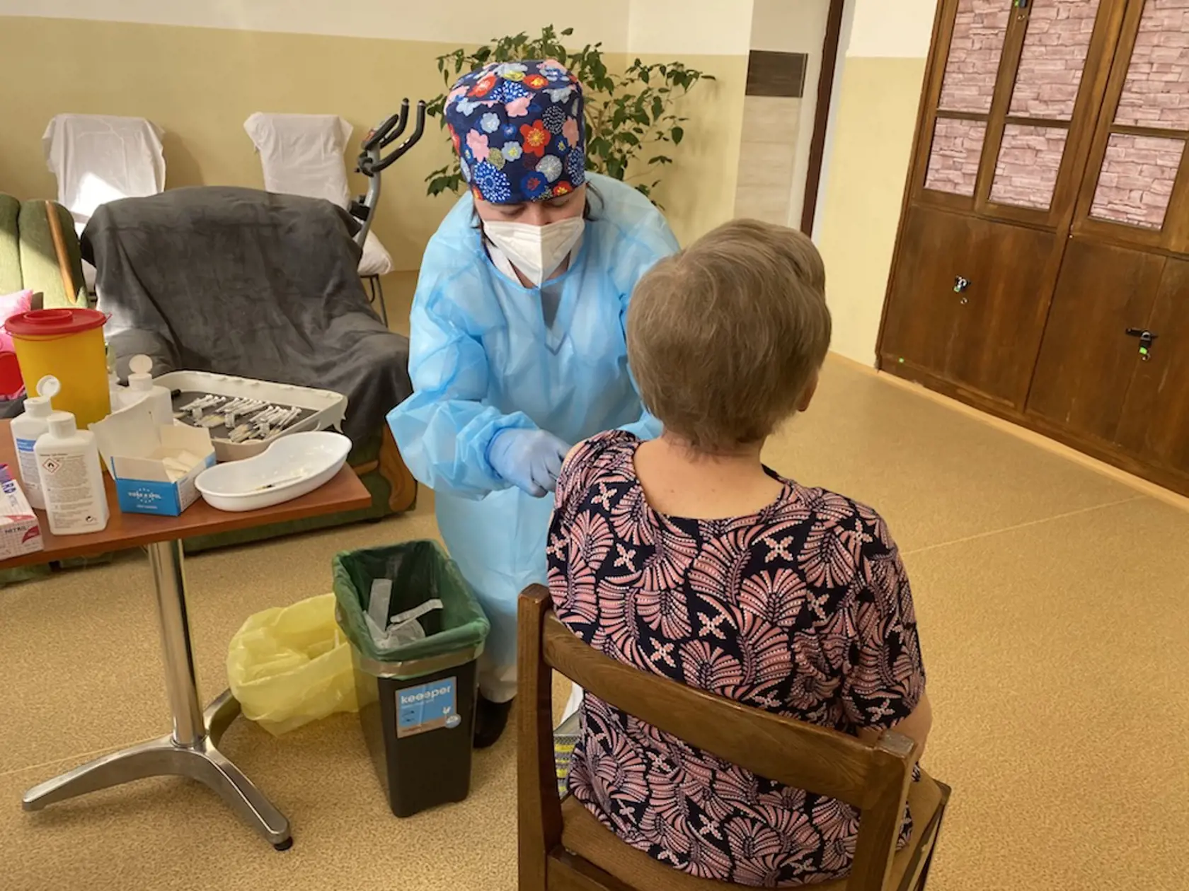 Seniori sú najzraniteľnejší, preto by ako prví mali dostať tretiu dávku vakcíny. Ich imunitný systém si totiž po dvoch dávkach nevytvoril toľko protilátok ako u mladých a nové mutácie nás ohrozujú všetkých.
