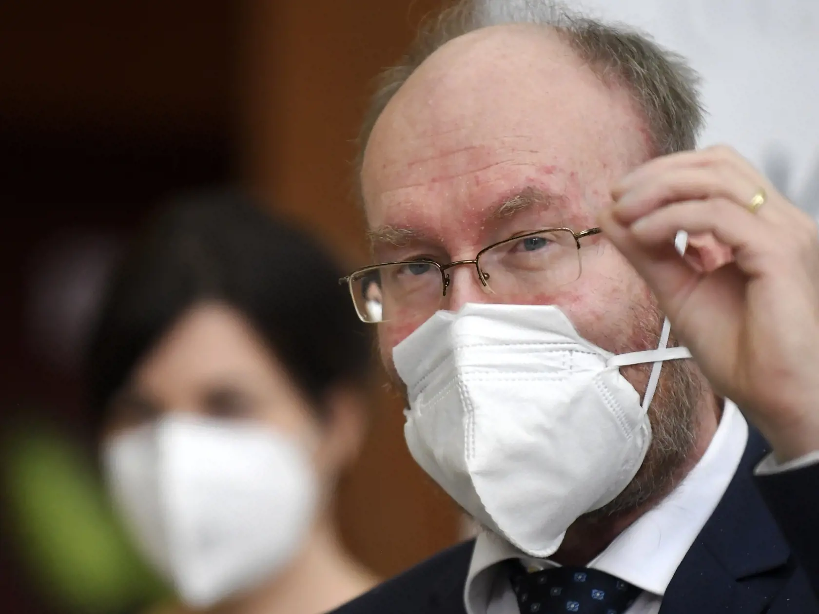 Na snímke infektológ a prednosta Kliniky infektológie a cestovnej medicíny Univerzitnej nemocnice L. Pasteura Košice Pavol Jarčuška. Hovorí, že pri očkovaní treba najprv myslieť na seniorov a ľudí so slabšou imunitou.