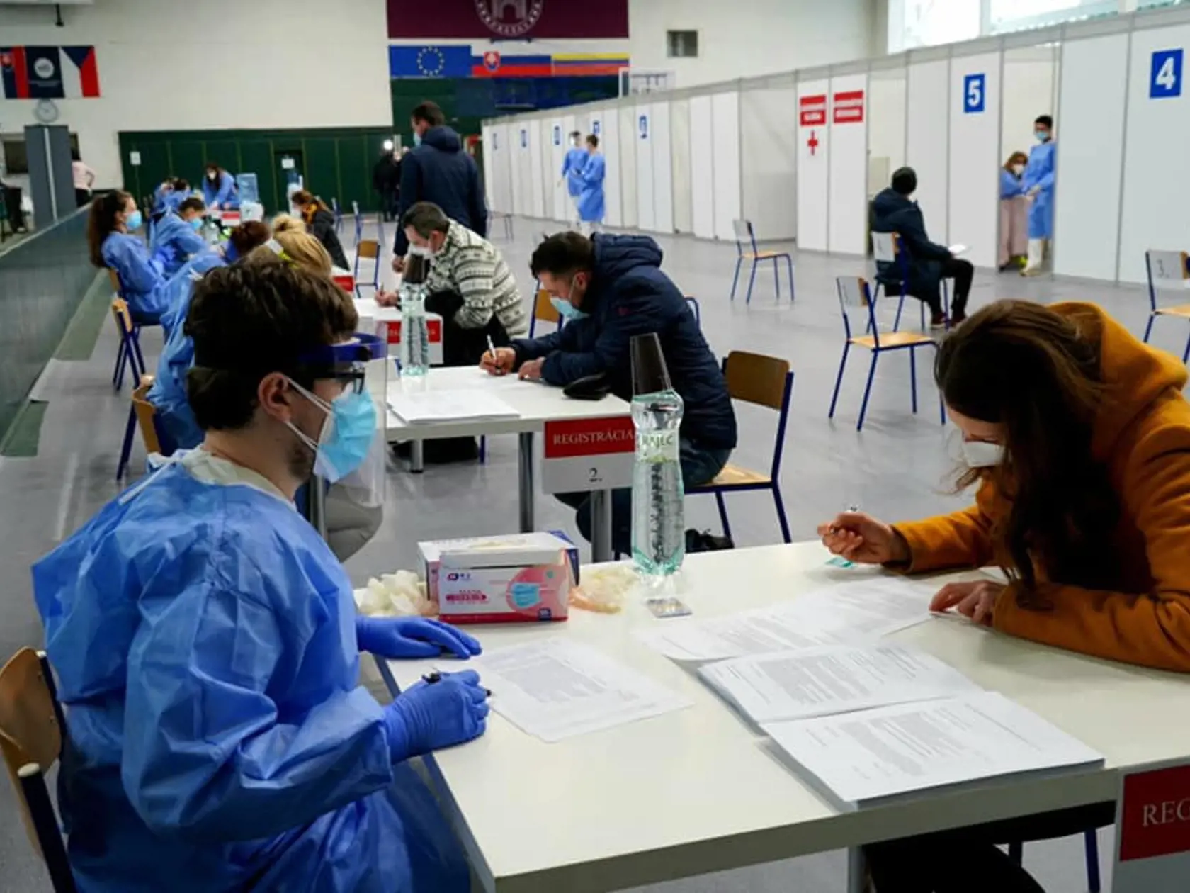 Na jeseň pri nástupe tretej vlny sa uvidí, či je potrebná ďalšia dávka očkovania. Je možné, že ju dostanú len ľudia, ktorí nebudú mať dostatok protilátok.