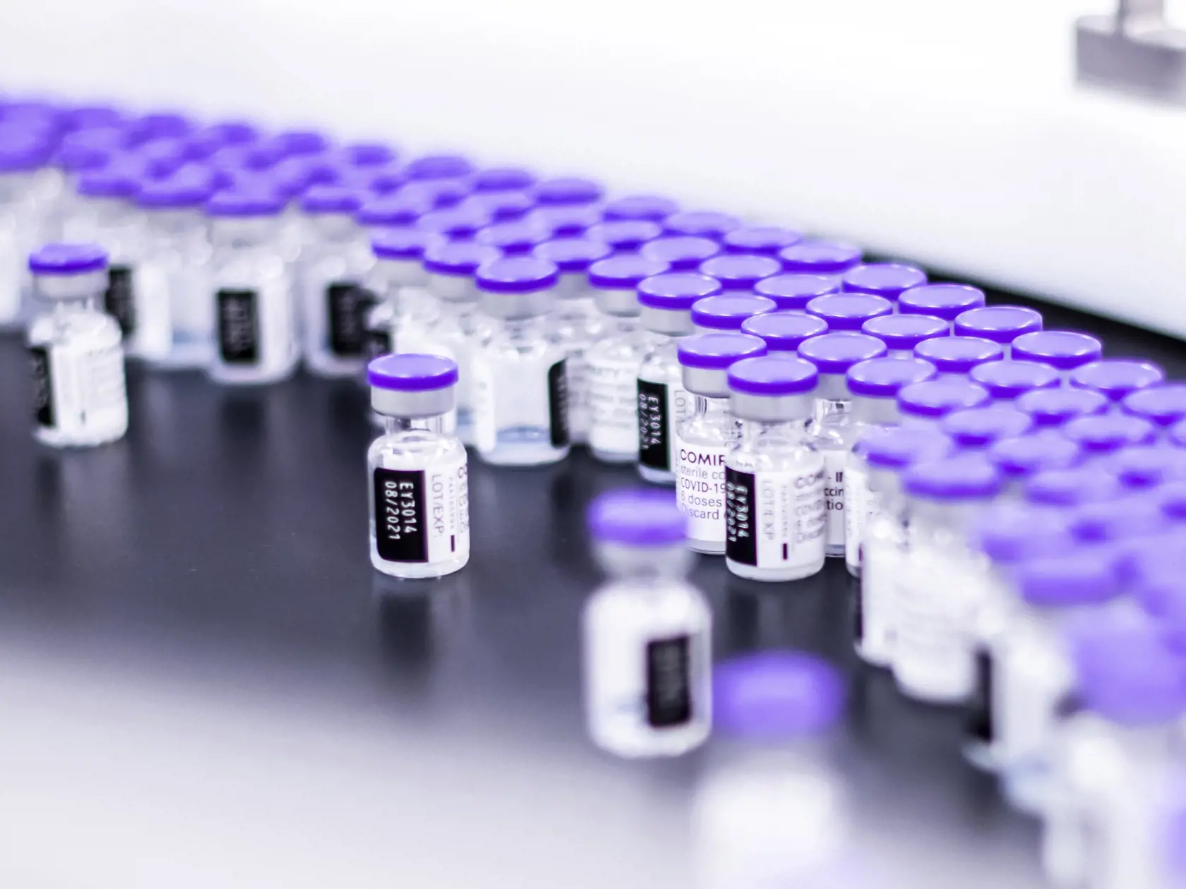 Pfizer a BioNTech chcú úrady požiadať o povolenie podávať tretiu dávku vakcíny.