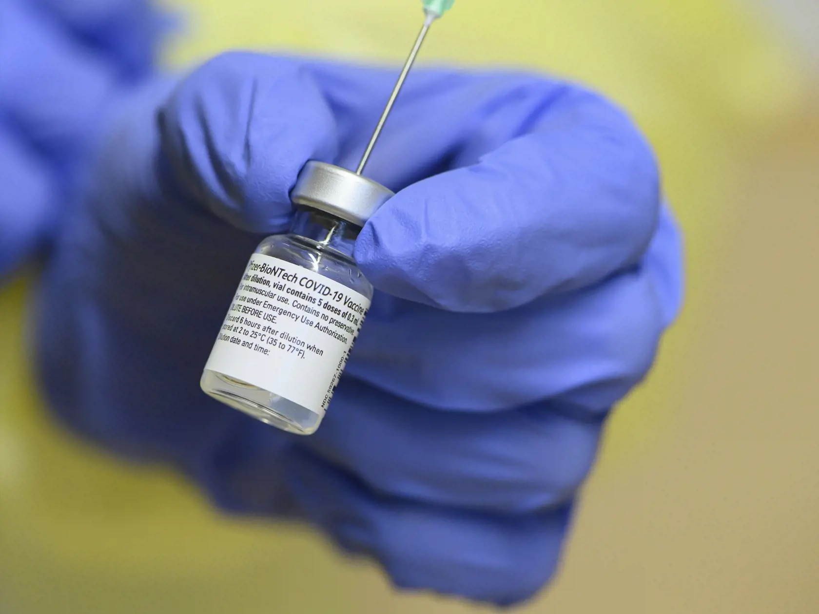 Pfizer a BioNTech chcú úrady požiadať o povolenie podávať tretiu dávku vakcíny.