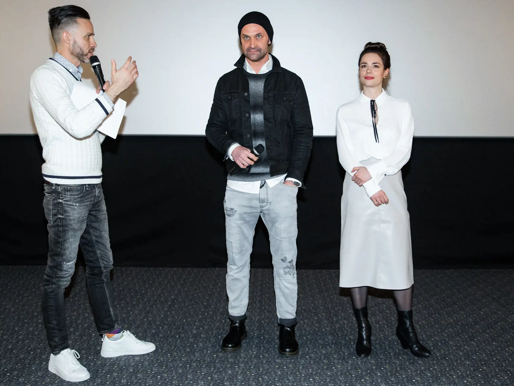 Premiéra seriálu "Pán Profesor" v jednom z bratislavských kinosál. Na snímke Roman Juraško, Tomáš Maštalír a Gabriela Marcinková.