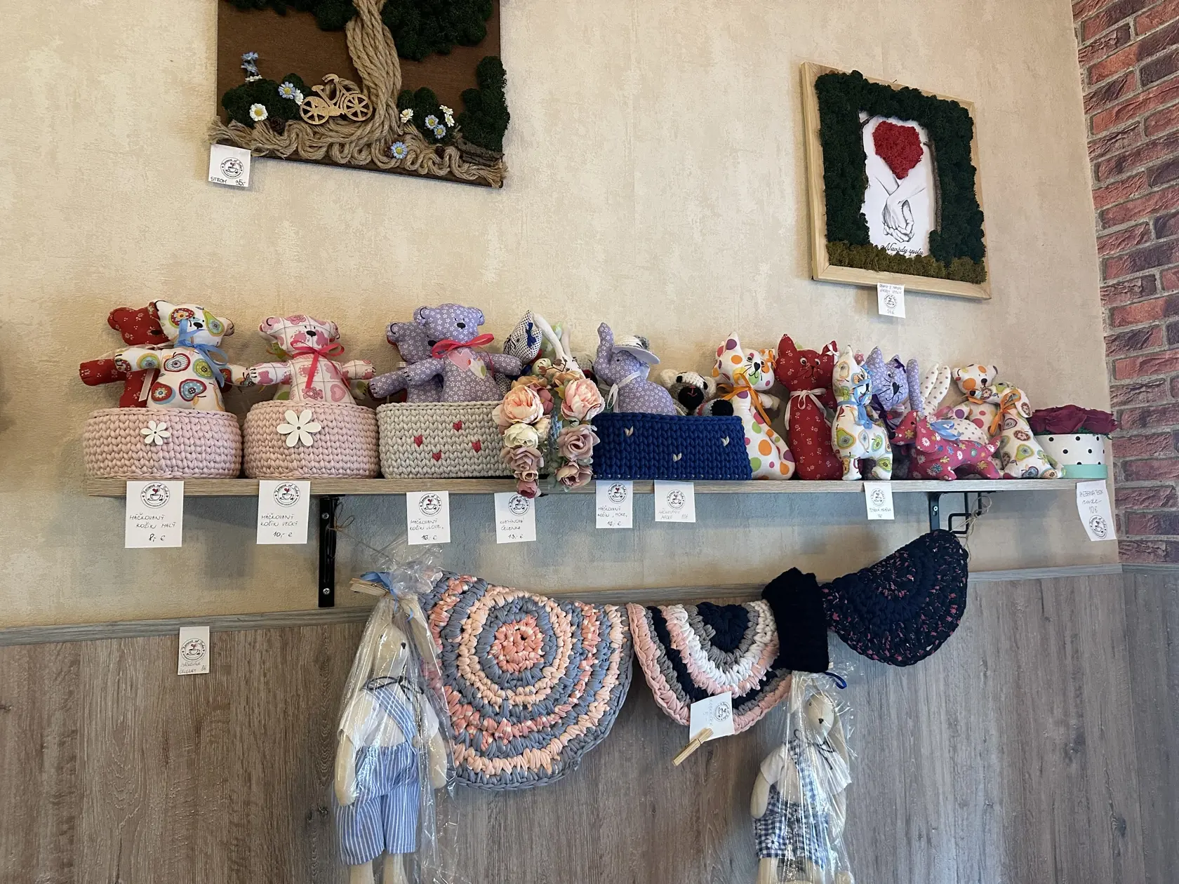„V ponuke máme tiež rôzne darčekové predmety ako machové obrazy, háčkované košíky, plyšové hračky, vyšívané tašky, ktoré boli vyrobené hendikepovanými ľuďmi v OZ Maják, a taktiež v našej chránenej dielni,“ uzatvára majiteľka Miková.