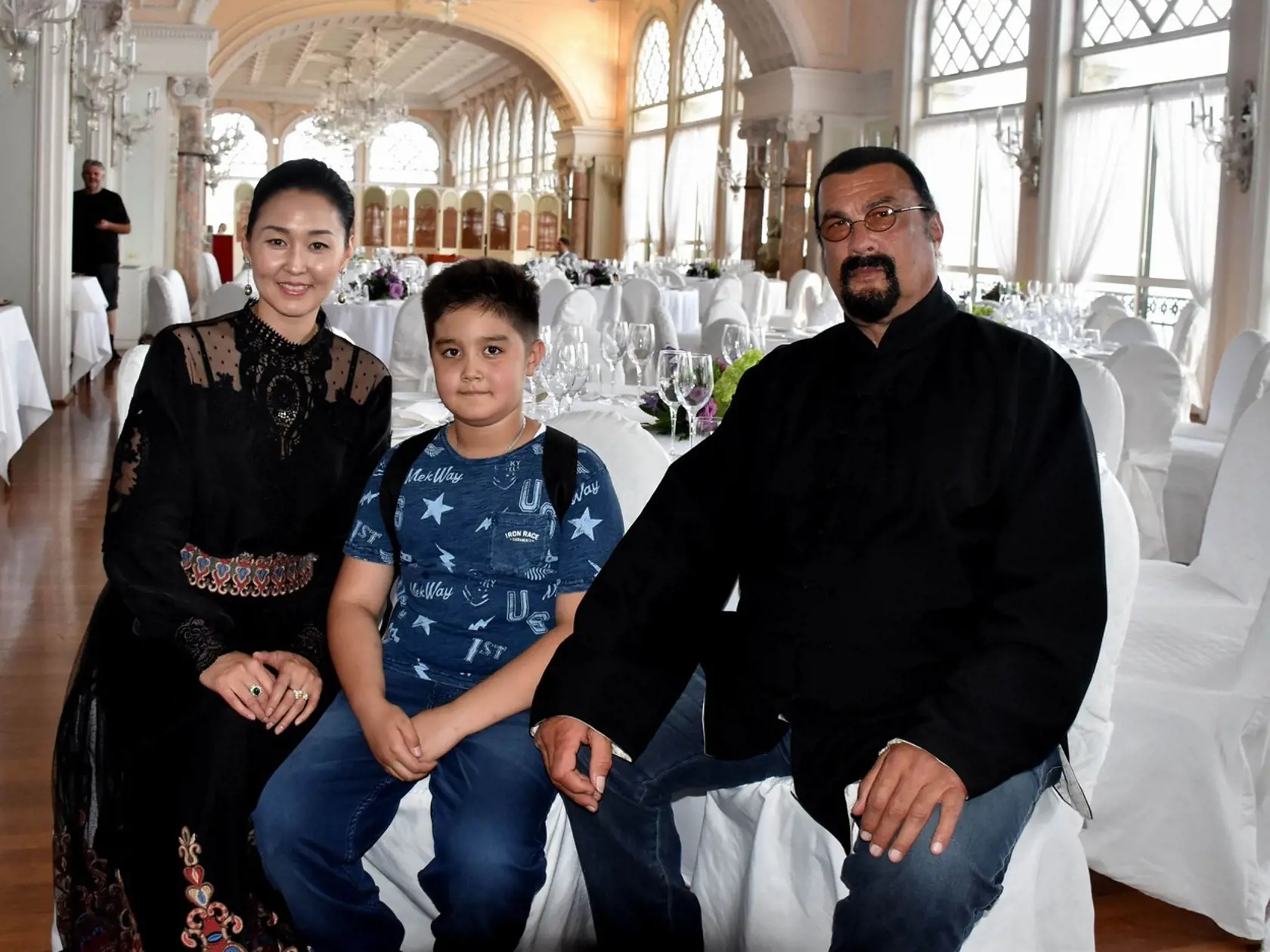 Steven Seagal s aktuálnou manželkou a synom.