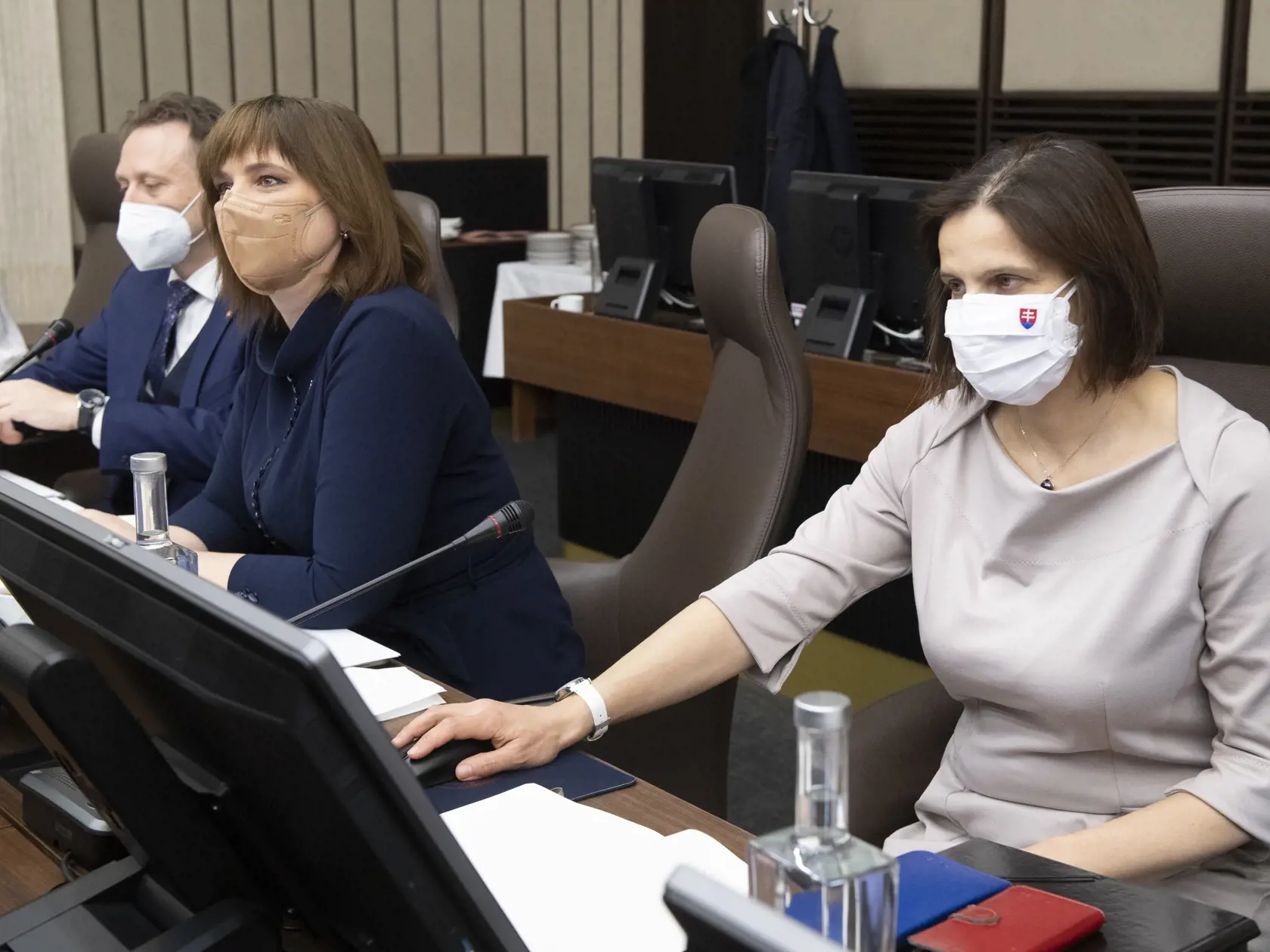 Na snímke sprava ministerka spravodlivosti SR Mária Kolíková, podpredsedníčka vlády a ministerka investícií, regionálneho rozvoja a informatizácie SR Veronika Remišová (Za ľudí) a minister pôdohospodárstva a rozvoja vidieka SR Samuel Vlčan (nominant OĽANO) počas 53. rokovania vlády Slovenskej republiky 19. januára 2022 v Bratislave. FOTO TASR - Pavel Neubauer
