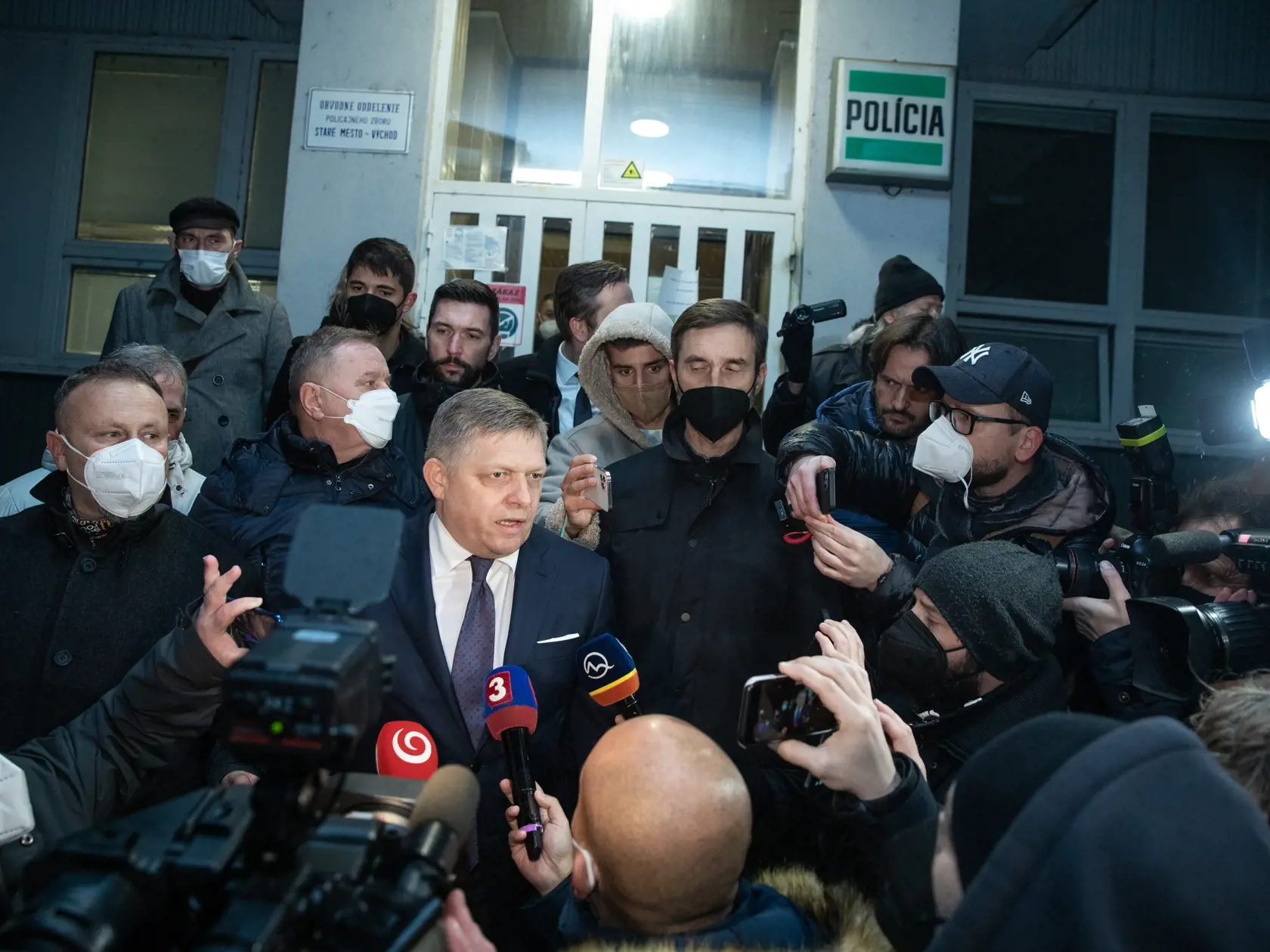 Na snímke je predseda opozičného Smeru-SD Robert Fico po opustení policajnej stanice. Roberta Fica polícia zadržala po tom, čo zvolal protestný sprievod počas lockdownu.