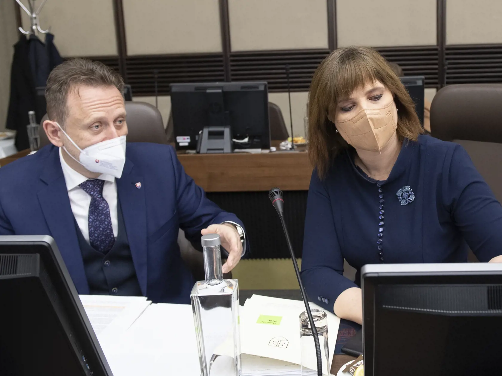 Na snímke vľavo minister pôdohospodárstva a rozvoja vidieka SR Samuel Vlčan (nominant OĽANO) a vpravo podpredsedníčka vlády SR a ministerka investícií, regionálneho rozvoja a informatizácie SR Veronika Remišová (Za ľudí) počas 53. rokovania vlády Slovenskej republiky 19. januára 2022 v Bratislave. FOTO TASR - Pavel Neubauer