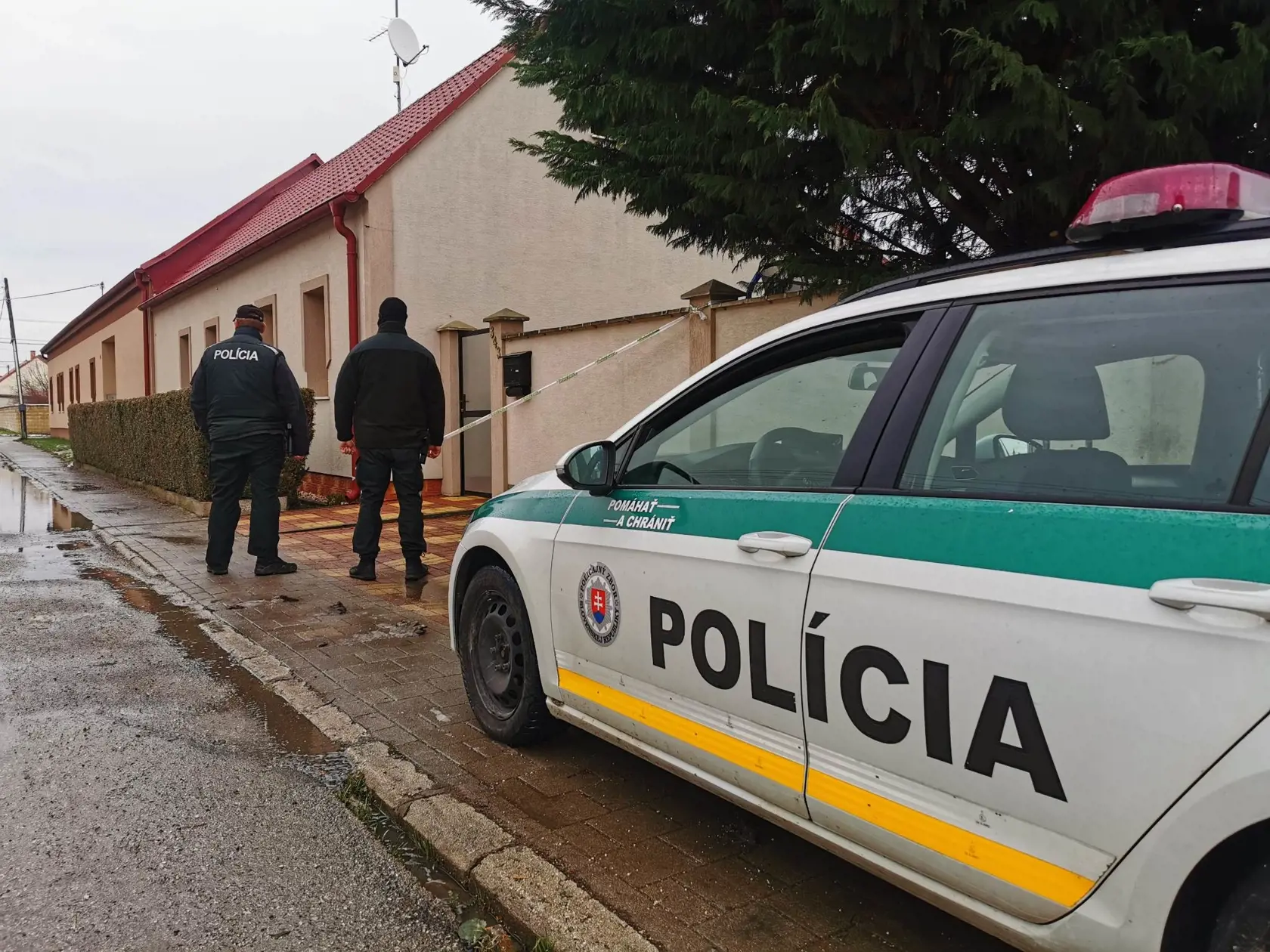 V rodinnom dome v obci Pobedim sa odohrala rodinná dráma. Matku, otca a ich dieťa našli pobodaných, skončili v nemocnici.
