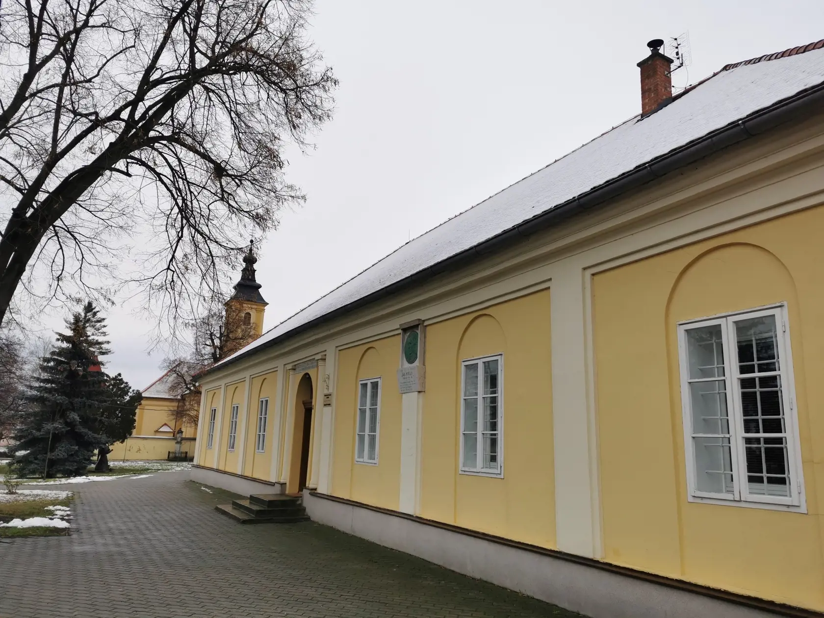 Ľudia z obce Pobedim sú zdesení z toho, čo sa odohralo u ich susedov. Obcou kolujú rôzne dohady, čo sa medzi manželmi mohlo stať.