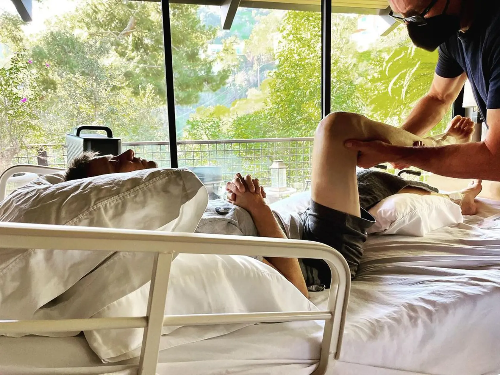 "Týchto viac ako 30 zlomených kostí sa zahojí a zosilnie, rovnako ako sa prehĺbi láska a puto s rodinou a priateľmi," napísal herec na Instagrame, ďakujúc fanúšikom za ich podporu. Zároveň zverejnil fotku, na ktorej je vidno, ako rehabilituje s fyzioterapeutom.