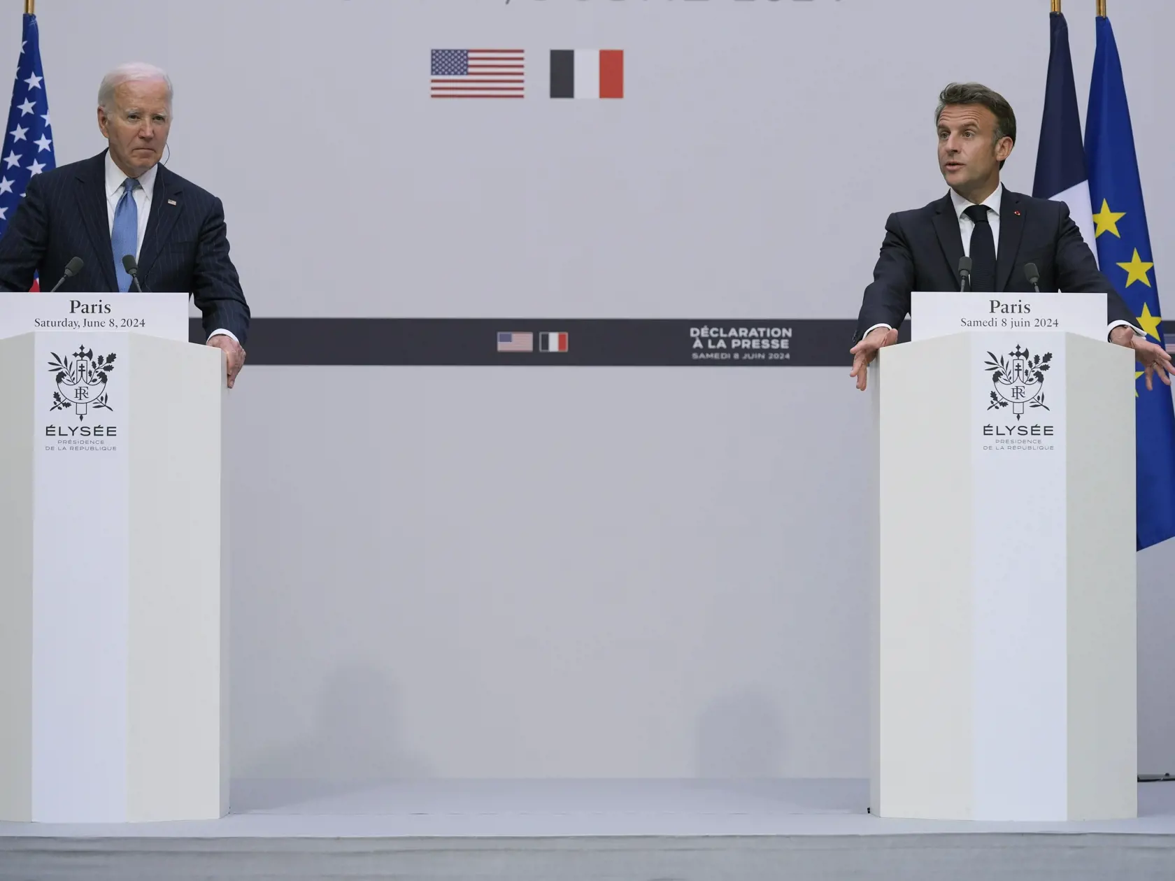 Francúzsky prezident Emmanuel Macron (vpravo) a americký prezident Joe Biden počas spoločnej tlačovej konferencie v Elyzejskom paláci v Paríži v sobotu 8. júna 2024.
