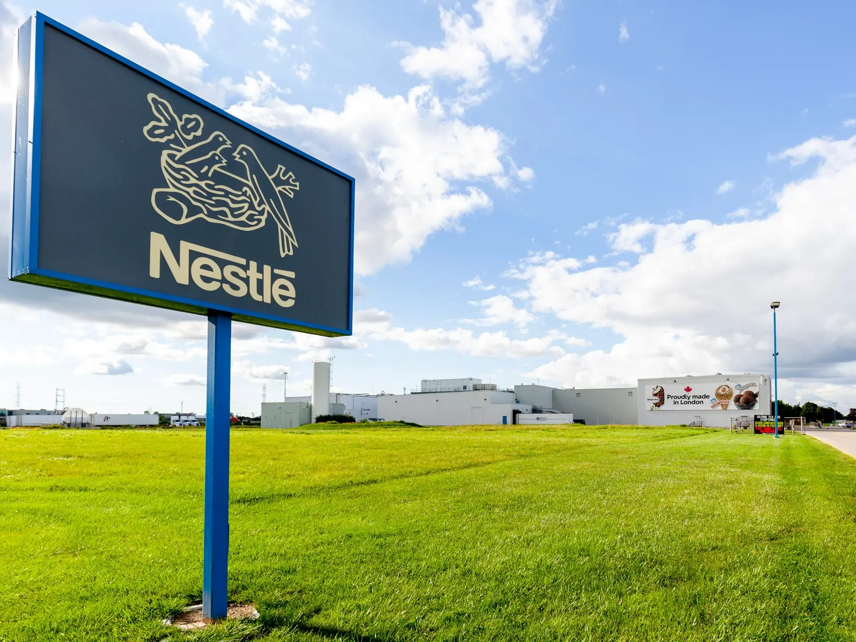 Nestlé Slovensko neustále inovuje svoje obalové materiály a znižuje ich množstvo. „Naším cieľom je do roku 2025 dosiahnuť stav, keď bude viac ako 95 % našich obalov určených na recykláciu, prechod kompozitov na monomateriály a dúfame, že dosiahneme 100 % podiel obalových materiálov vhodných na recykláciu alebo opätovné použitie. Do roku 2025 chceme tiež znížiť spotrebu primárnych plastov o tretinu,“ uvádza Jana Blecherová, public affairs manager zo spoločnosti Nestlé.