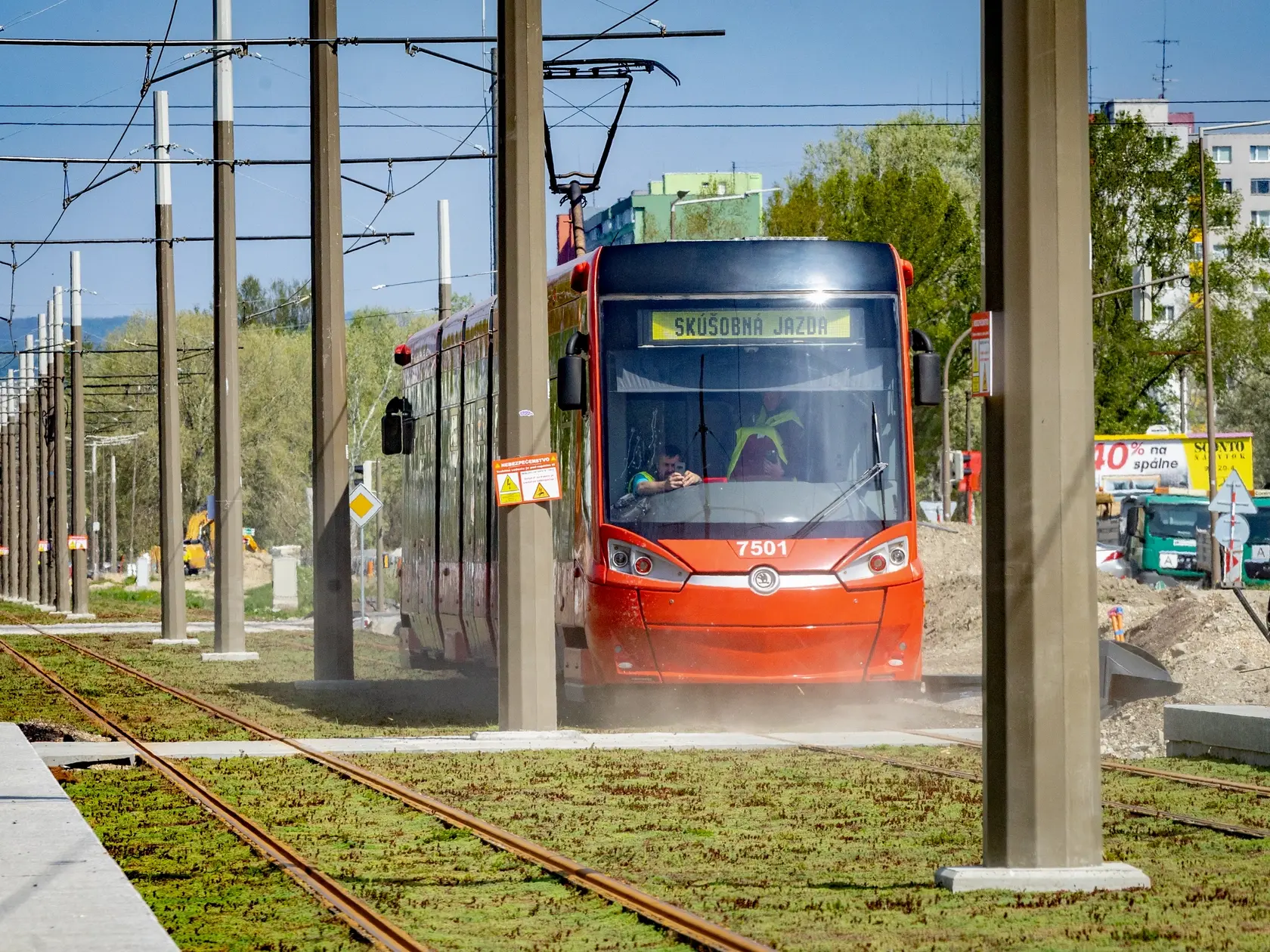 V prvej fáze počas skúšobnej jazdy električka nezastavovala ani na priecestiach, kde autá križujú električkovú trať.