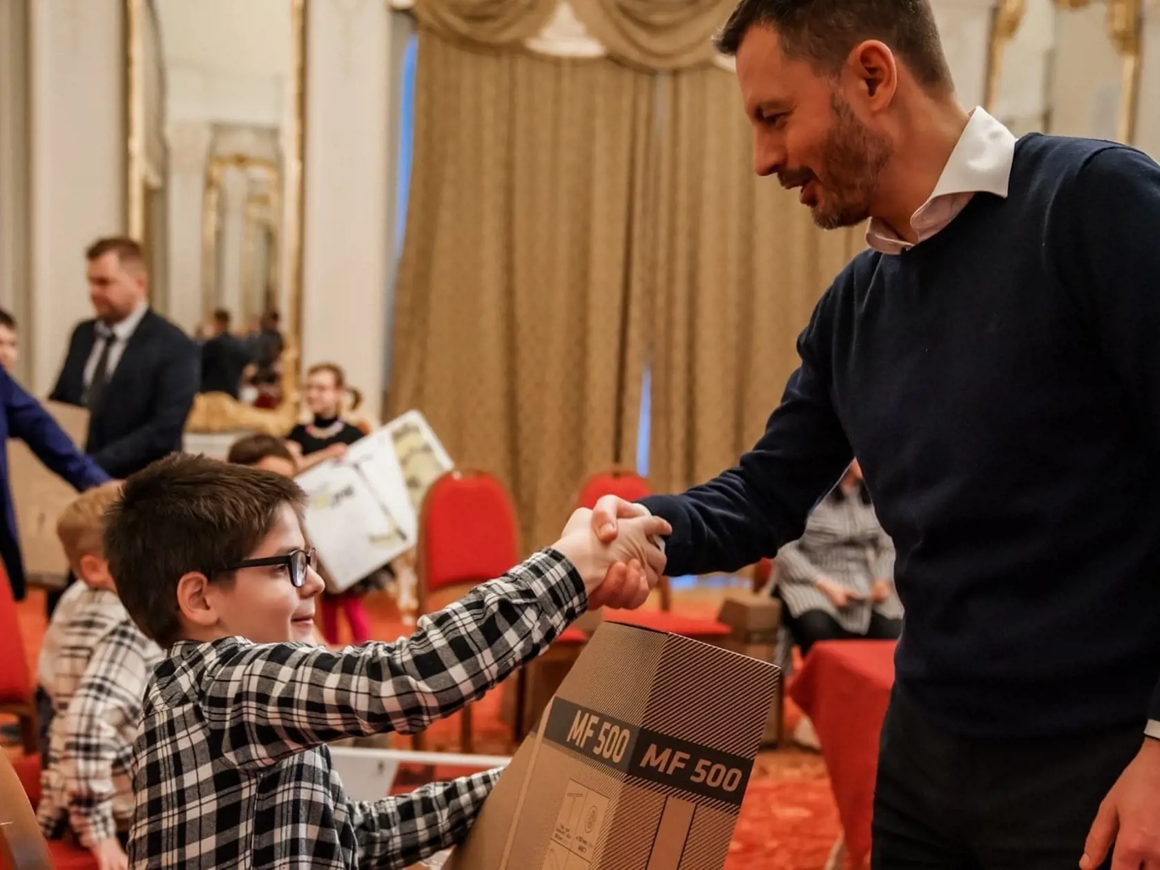 Eduard Heger sa v období Vianoc stretol s deťmi z Centra pre deti a rodiny Piešťany, ktoré podľa jeho slov priniesli na úrad vlády srdečný smiech.