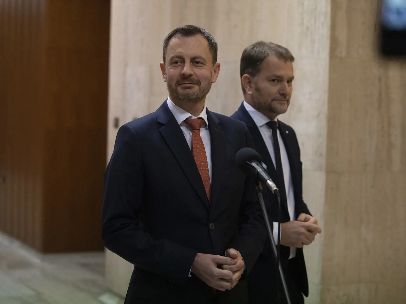 Eduard Heger a Igor Matovič počas brífingu.