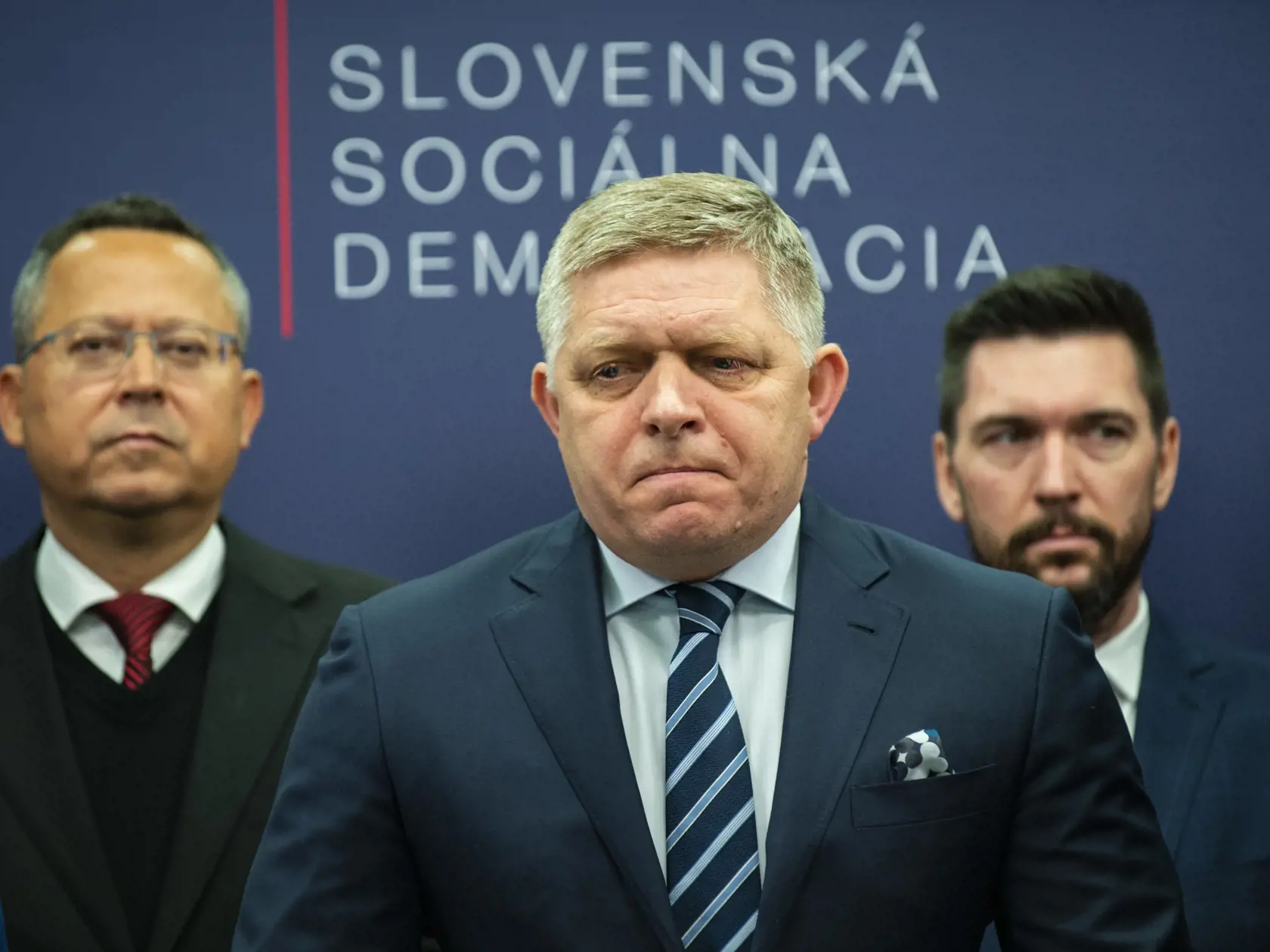 Na snímke zľava podpredseda Smer-SD Ladislav Kamenický, predseda strany Smer-SD Robert Fico a podpredseda Smer-SD Richard Takáč počas tlačovej konferencie k výsledkom referenda 22. januára 2023 v Bratislave. Štátna volebná komisia potvrdila neplatnosť sobotného (21. 1.) referenda o zmene Ústavy SR. Zúčastnilo sa na ňom 27,25 percenta voličov. Na platnosť referenda je potrebná viac ako 50-percentná účasť.