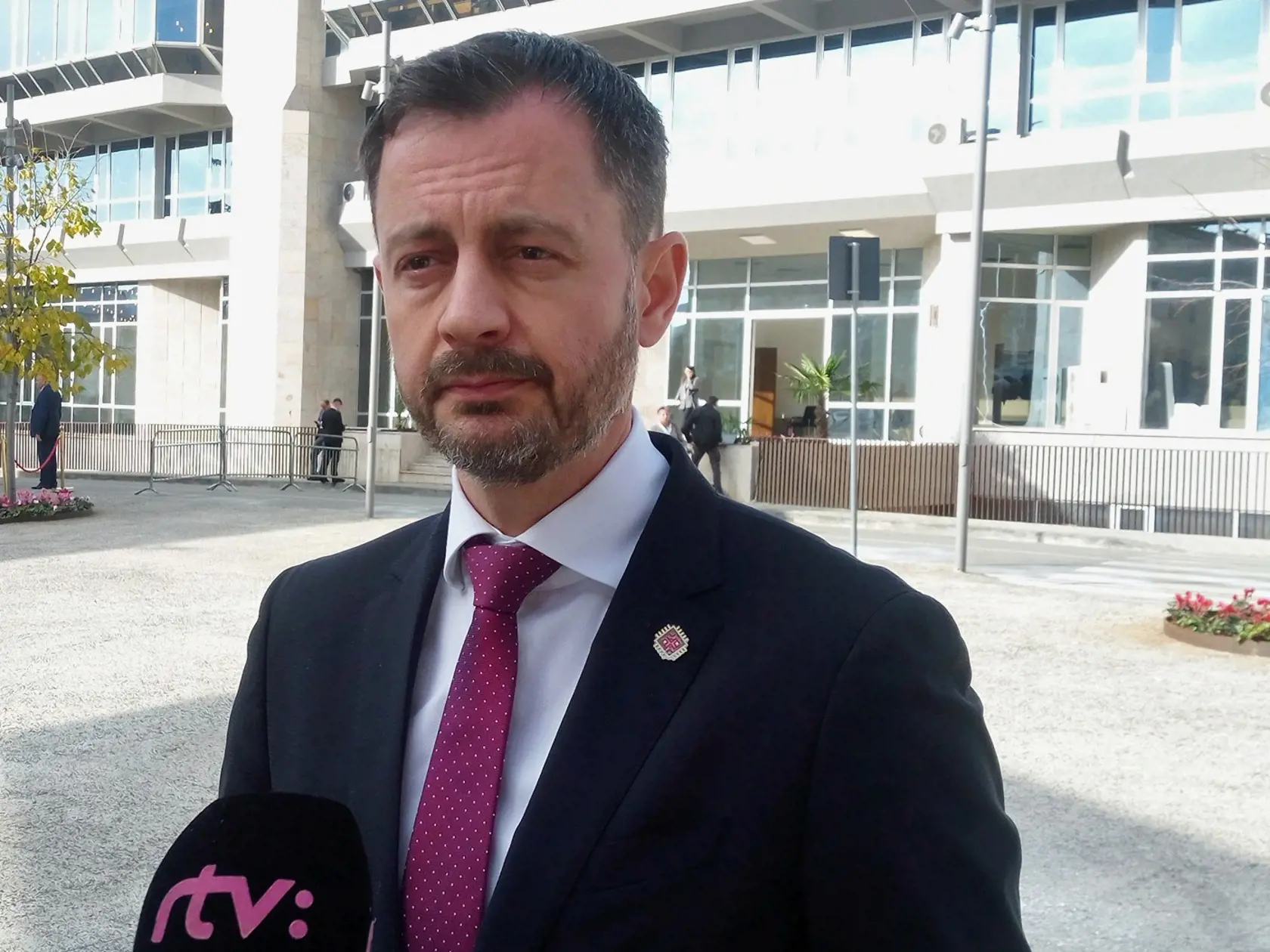 Na snímke slovenský premiér Eduard Heger na summite EÚ – západný Balkán 6. decembra 2022 v Tirane. Ide o prvý summit predstaviteľov Únie a západného Balkánu v tomto regióne. Lídri budú rokovať o následkoch ruskej agresie voči Ukrajine a jej negatívnych vplyvoch na energetiku a potravinovú bezpečnosť na západnom Balkáne.