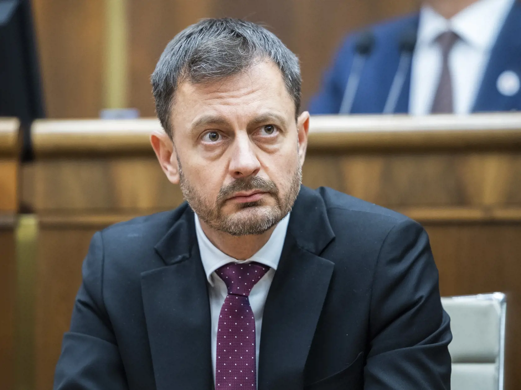 Na snímke premiér Eduard Heger (OĽANO) sedí v pléne Národnej rady (NR) SR počas 78. zasadnutia parlamentu, na ktorom sa malo hlasovať o návrhu na vyslovenie nedôvery vláde v Bratislave v utorok 13. decembra 2022. Hlasovanie o návrhu na vyslovenie nedôvery vláde sa posúva na štvrtok 15. decembra na 17.00 h. Poslanci parlamentu o tom rozhodli v utorok napoludnie, keď odsúhlasili procedurálny návrh predsedu poslaneckého klubu OĽANO Michala Šipoša.