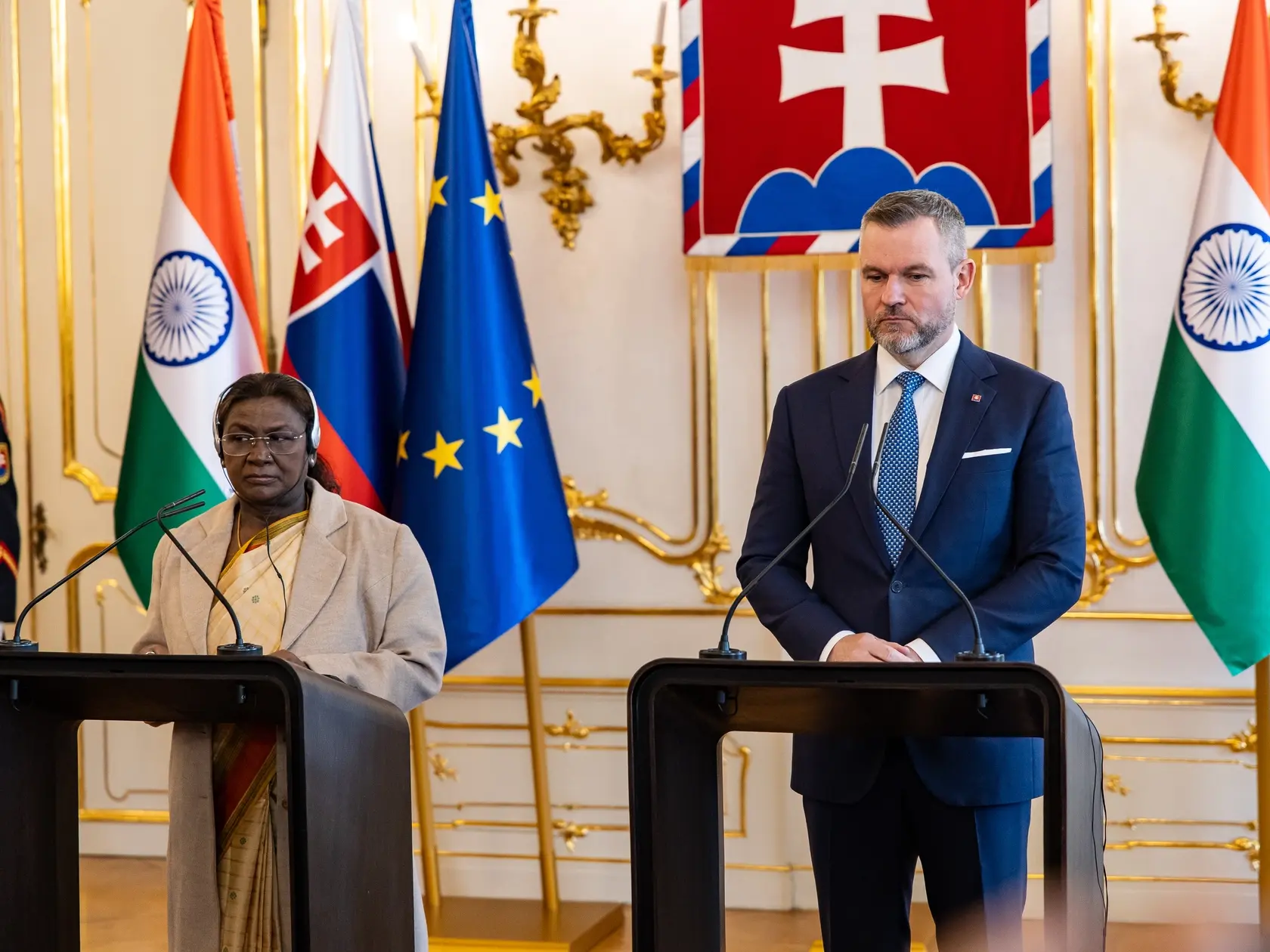 Prezident SR Peter Pellegrini víta v Grasalkovičovom paláci prezidentku Indickej republiky Draupadi Murmúovú.
