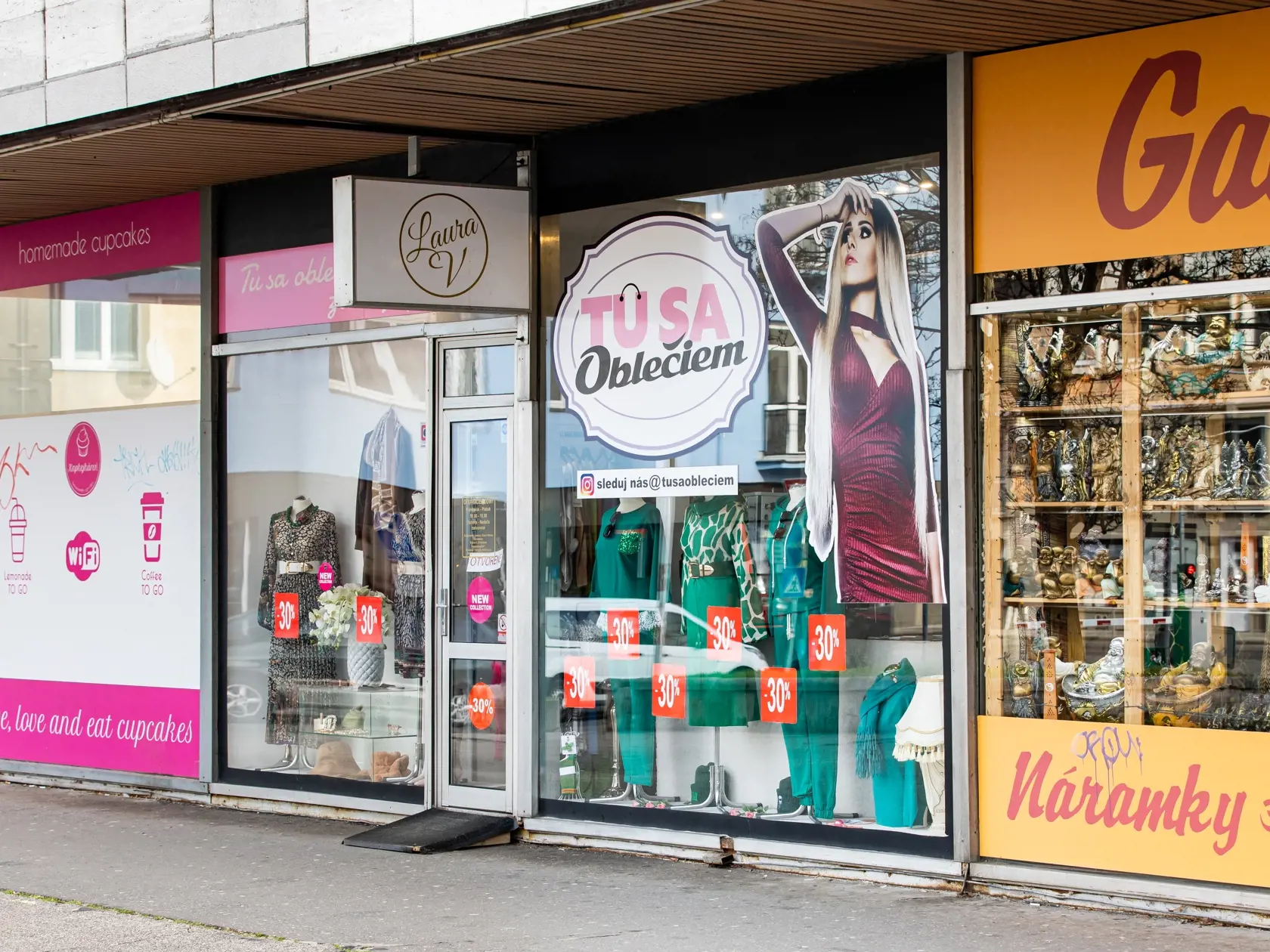 Druhá predajňa mladej blondínky sa nachádza na Kamennom námestí pri hoteli Kyjev. Ide o menší butik, ktorý nedisponuje takým veľkým výberom tovaru, ako to bolo v prvom prípade, návštevníka však okamžite zaujme svojím vzhľadom. Na sklenenom výklade obchodu je totiž umiestnený nadrozmerný plagát s portrétom Vizváryovej, ako aj tabuľka s logom „Laura V“.