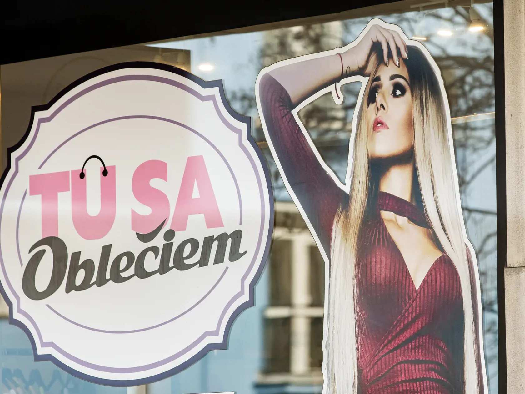 Druhá predajňa mladej blondínky sa nachádza na Kamennom námestí pri hoteli Kyjev. Ide o menší butik, ktorý nedisponuje takým veľkým výberom tovaru, ako to bolo v prvom prípade, návštevníka však okamžite zaujme svojím vzhľadom. Na sklenenom výklade obchodu je totiž umiestnený nadrozmerný plagát s portrétom Vizváryovej, ako aj tabuľka s logom „Laura V“.