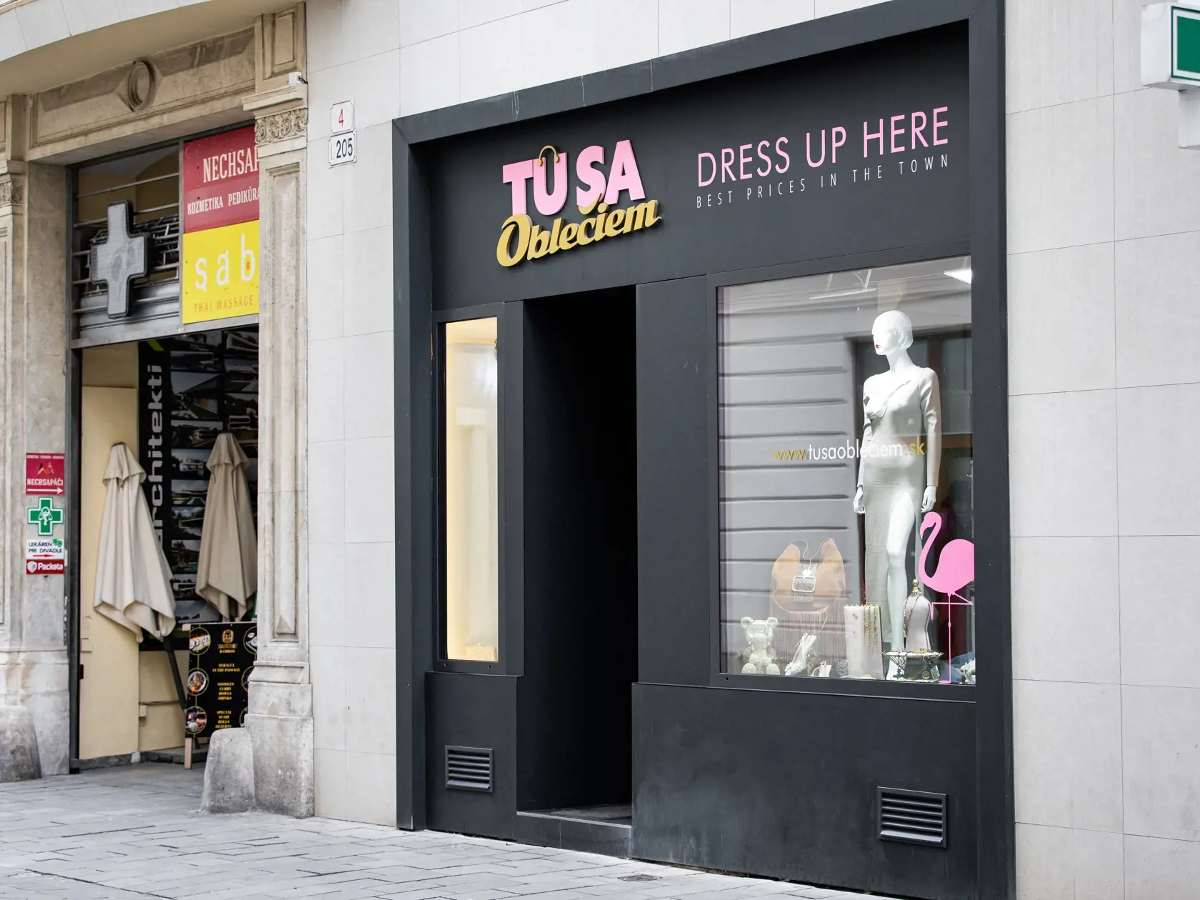 Vizváryová síce spevácku kariéru nerozbehla, o to väčšie úspechy zaznamenala na dráhe podnikateľky: otvorila si vlastný e-shop a vlastní aj dva kamenné obchody s oblečením v lukratívnej časti bratislavského Starého Mesta. Jeden z jej butikov sa nachádza na Laurinskej ulici.
