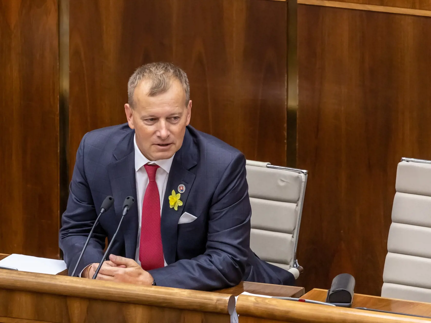 Vizváryová bola tiež tá, v spoločnosti ktorej Kollára zazreli vlani v novembri, keď lietali z Viedne do Spojených arabských emirátov. Dvojicu odhalil jeden z pasažierov lietadla, ktorý spoznal šéfa parlamentu.