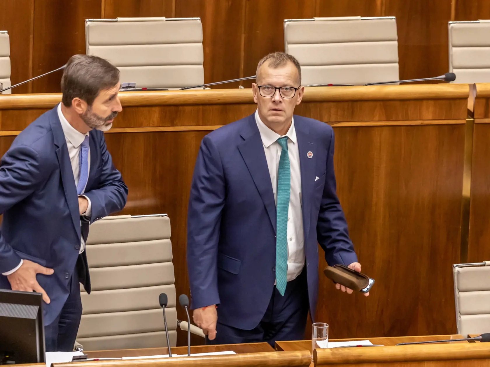 Vizváryová bola tiež tá, v spoločnosti ktorej Kollára zazreli vlani v novembri, keď lietali z Viedne do Spojených arabských emirátov. Dvojicu odhalil jeden z pasažierov lietadla, ktorý spoznal šéfa parlamentu.