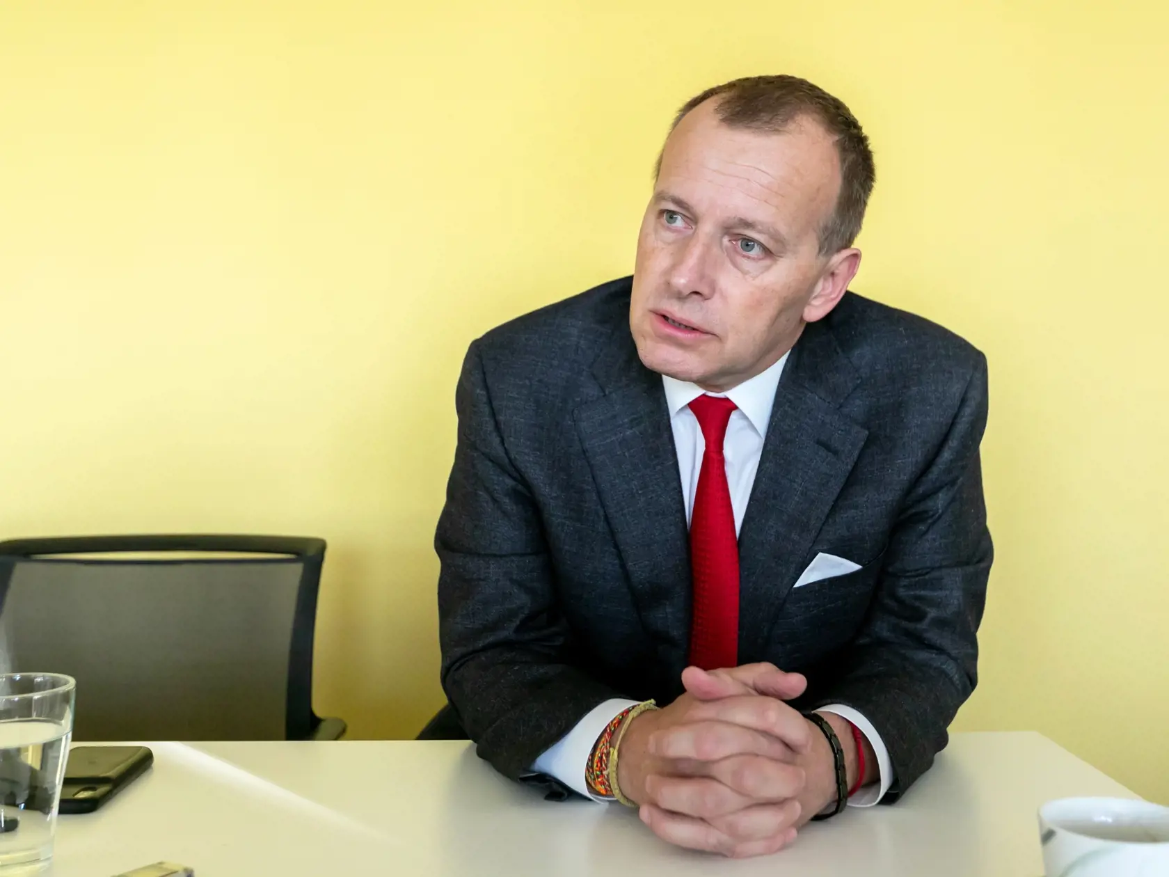 Vizváryová bola tiež tá, v spoločnosti ktorej Kollára zazreli vlani v novembri, keď lietali z Viedne do Spojených arabských emirátov. Dvojicu odhalil jeden z pasažierov lietadla, ktorý spoznal šéfa parlamentu.