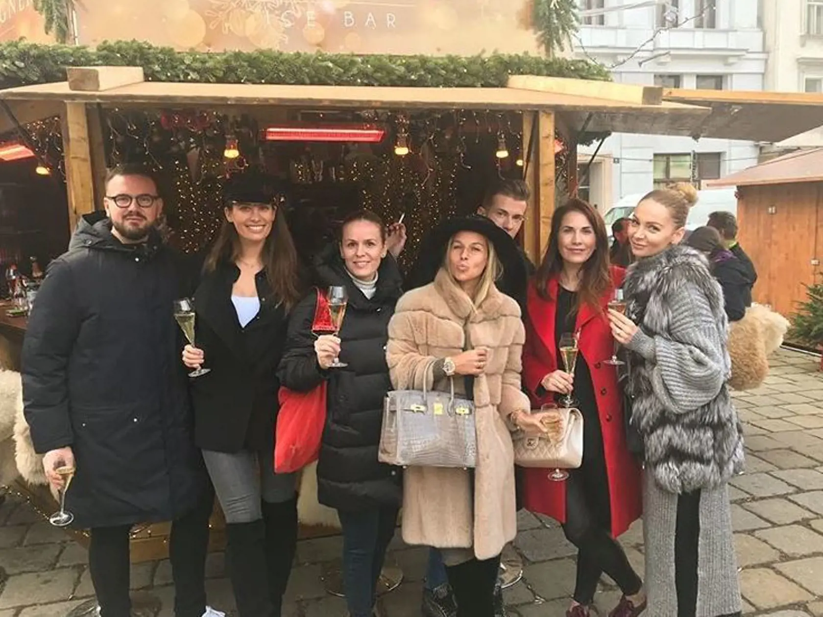 Partička pravidelne chodí na vianočné trhy do Viedne. 