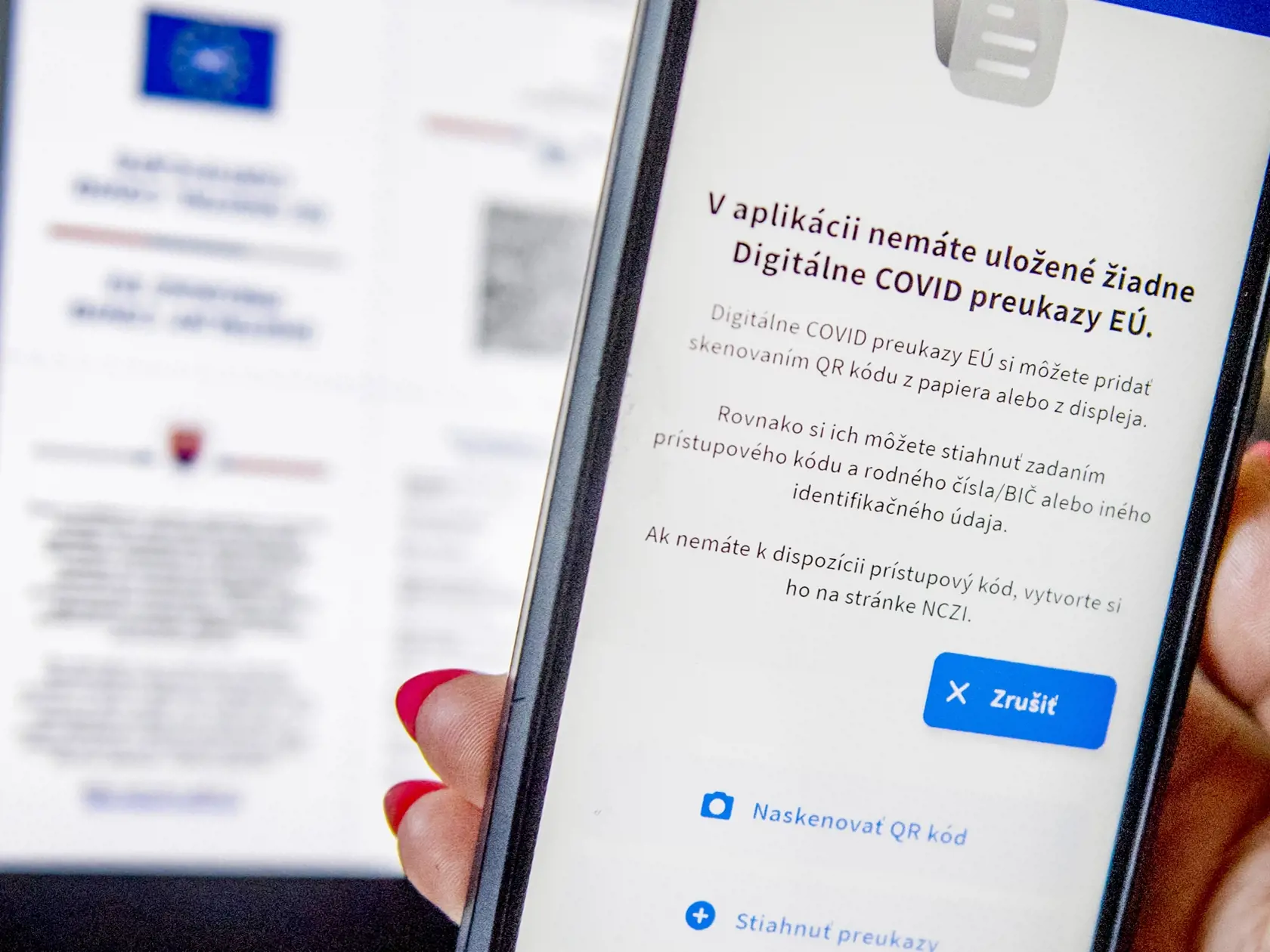 Občania Slovenska už môžu žiadať a používať digitálne COVID preukazy Európskej únie (EÚ). Ľudia si o ne môžu požiadať cez internet a uložiť ich do štátnej aplikácie GreenPass vydanej spoločnosťou Slovensko IT. Pomocou mobilnej aplikácie GreenPass sa dá aplikácia stiahnuť na Google Play (Android) alebo App Store (iPhon).  Na snímke pomocou mobilnej aplikácie GreenPass, ktorá sa dá stiahnúť na Google Play (Android) alebo App Store (iPhon), si môžete naskenovat svoj QR kód. V Bratislave 30. júna 20
