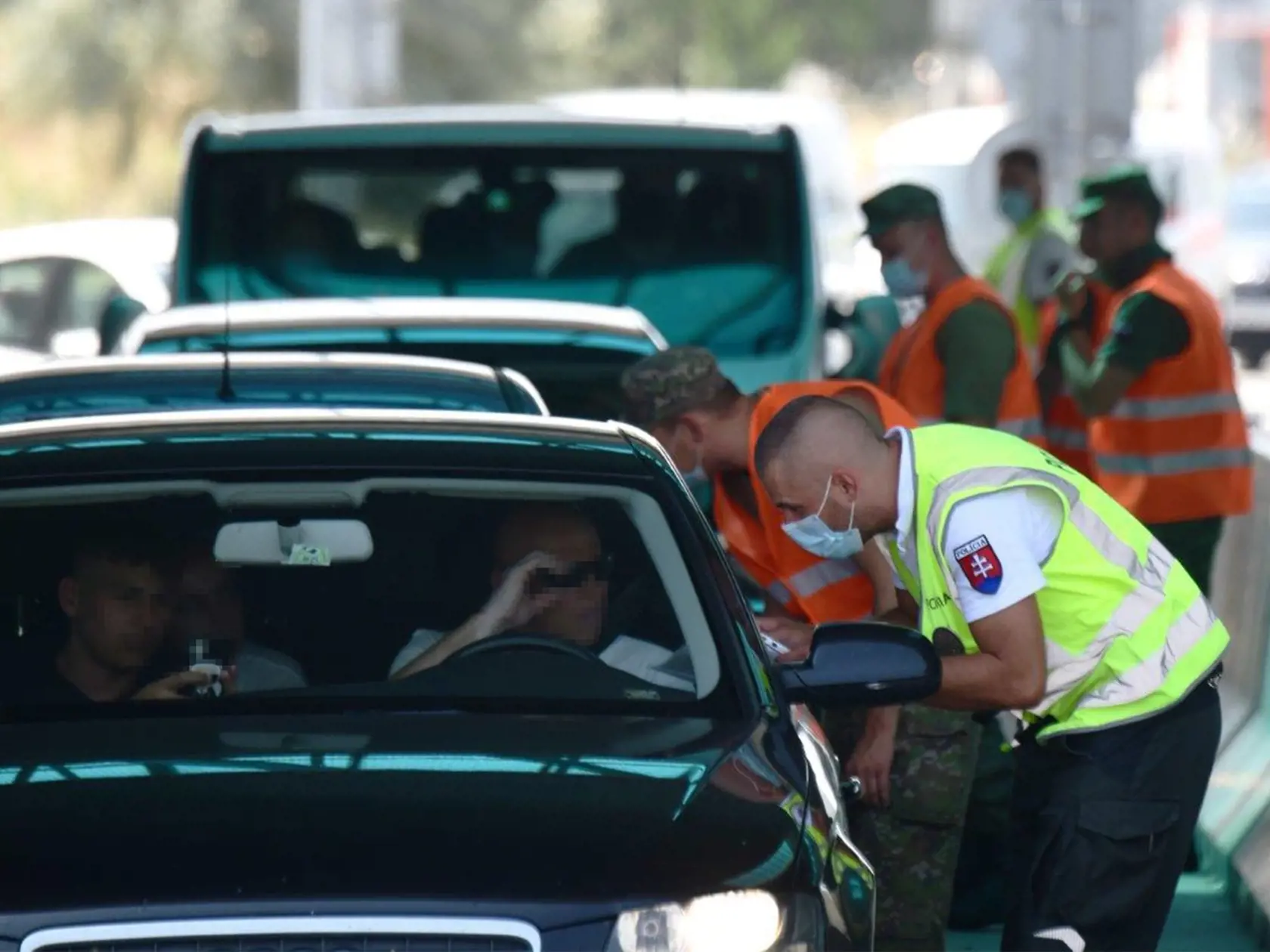 Na hraniciach prebiehajú policajné kontroly.