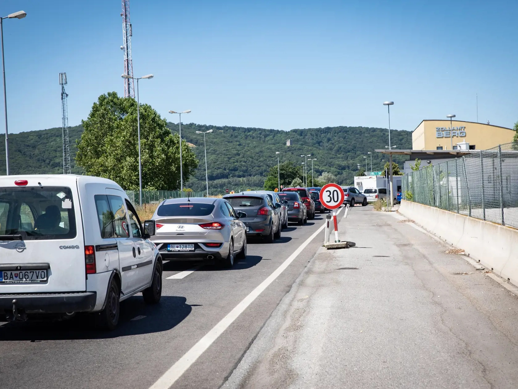 Na hraniciach prebiehajú policajné kontroly.