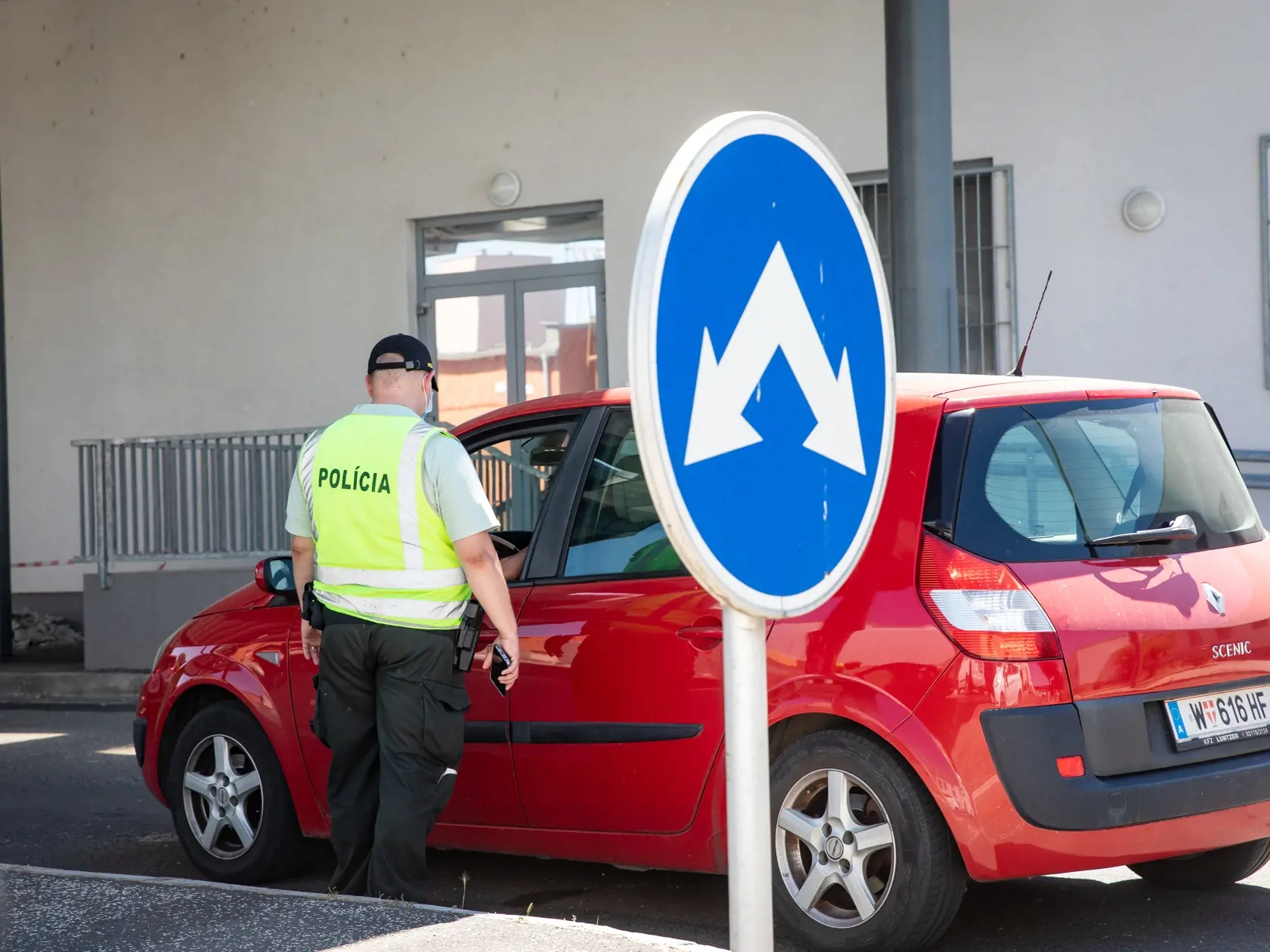 Na hraniciach prebiehajú policajné kontroly.
