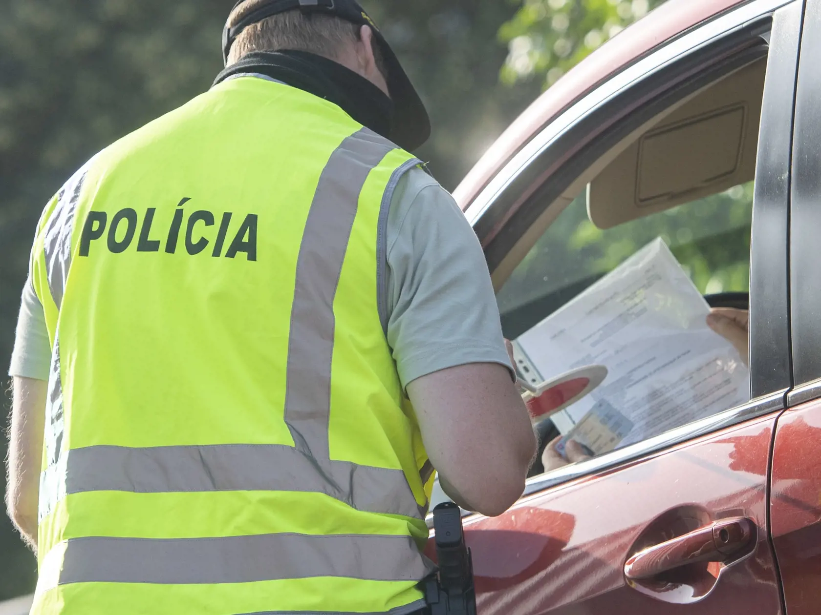 Na hraniciach prebiehajú policajné kontroly.