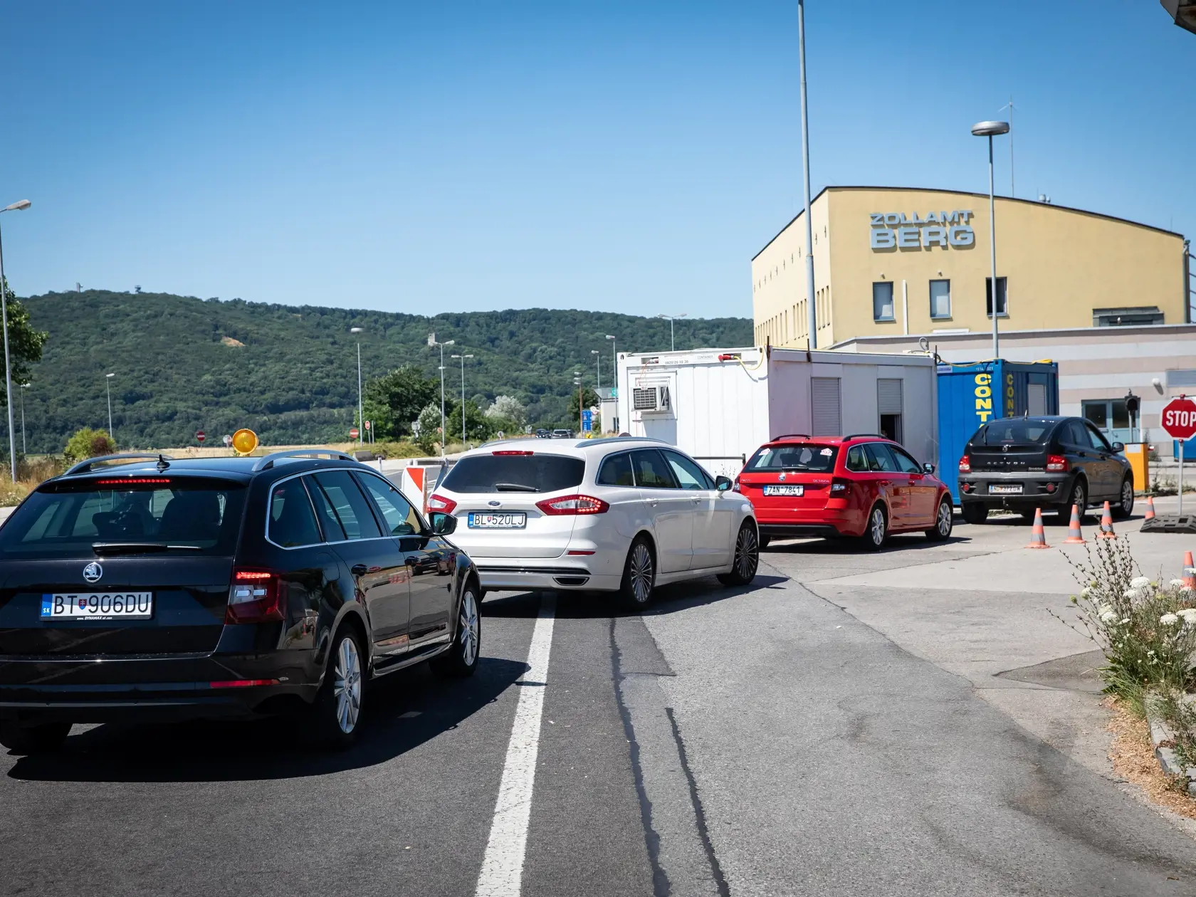 Na hraniciach prebiehajú policajné kontroly.