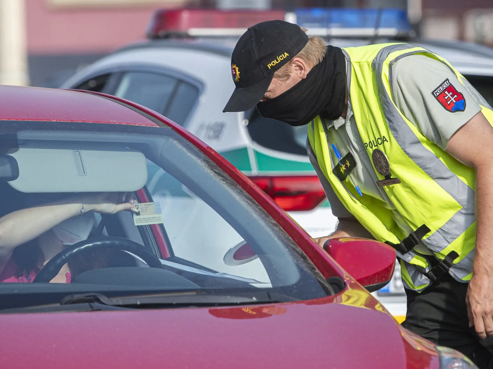 Na hraniciach prebiehajú policajné kontroly.