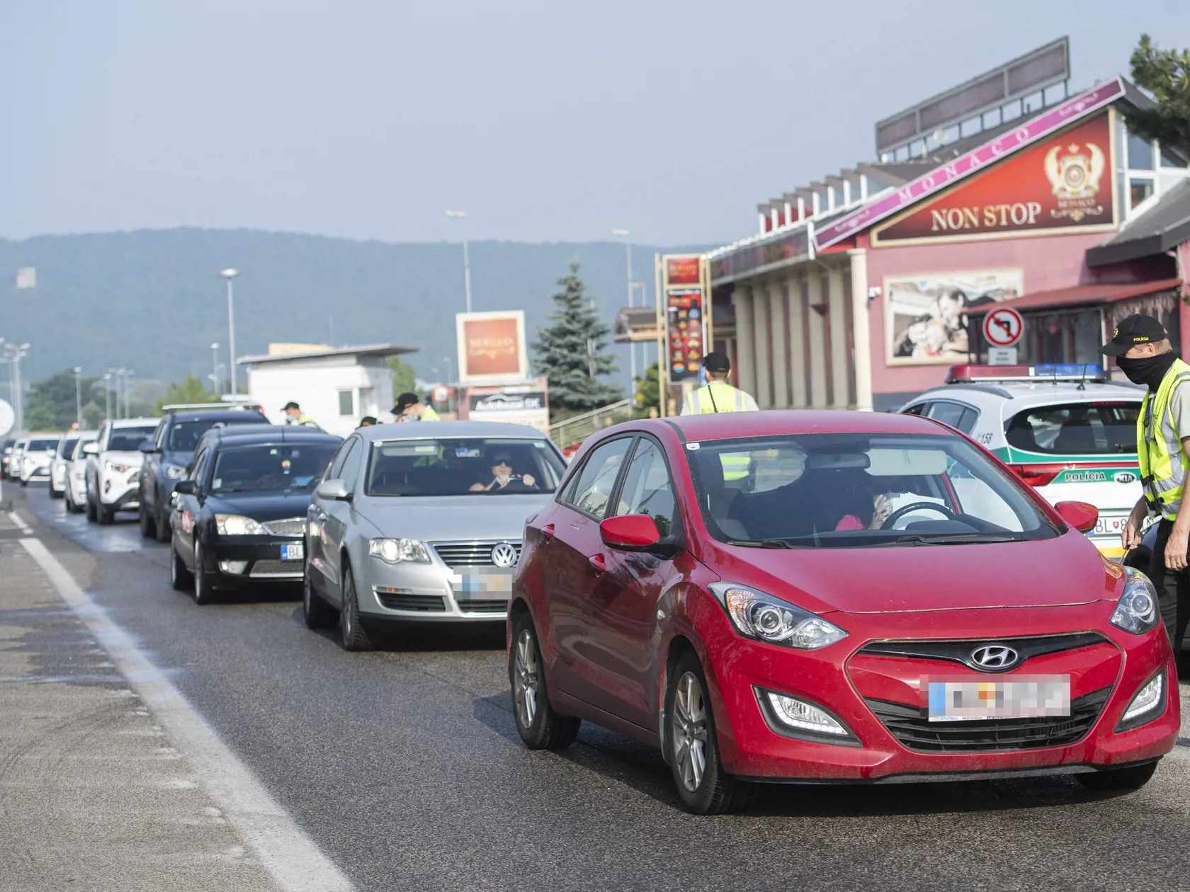 Na hraniciach prebiehajú policajné kontroly.