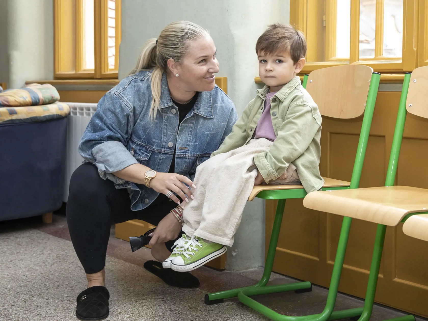 Na snímke je Dominika Navara Cibulková, bývalá slovenská profesionálna tenistka s rodinou počas parlamentných volieb 2023.
