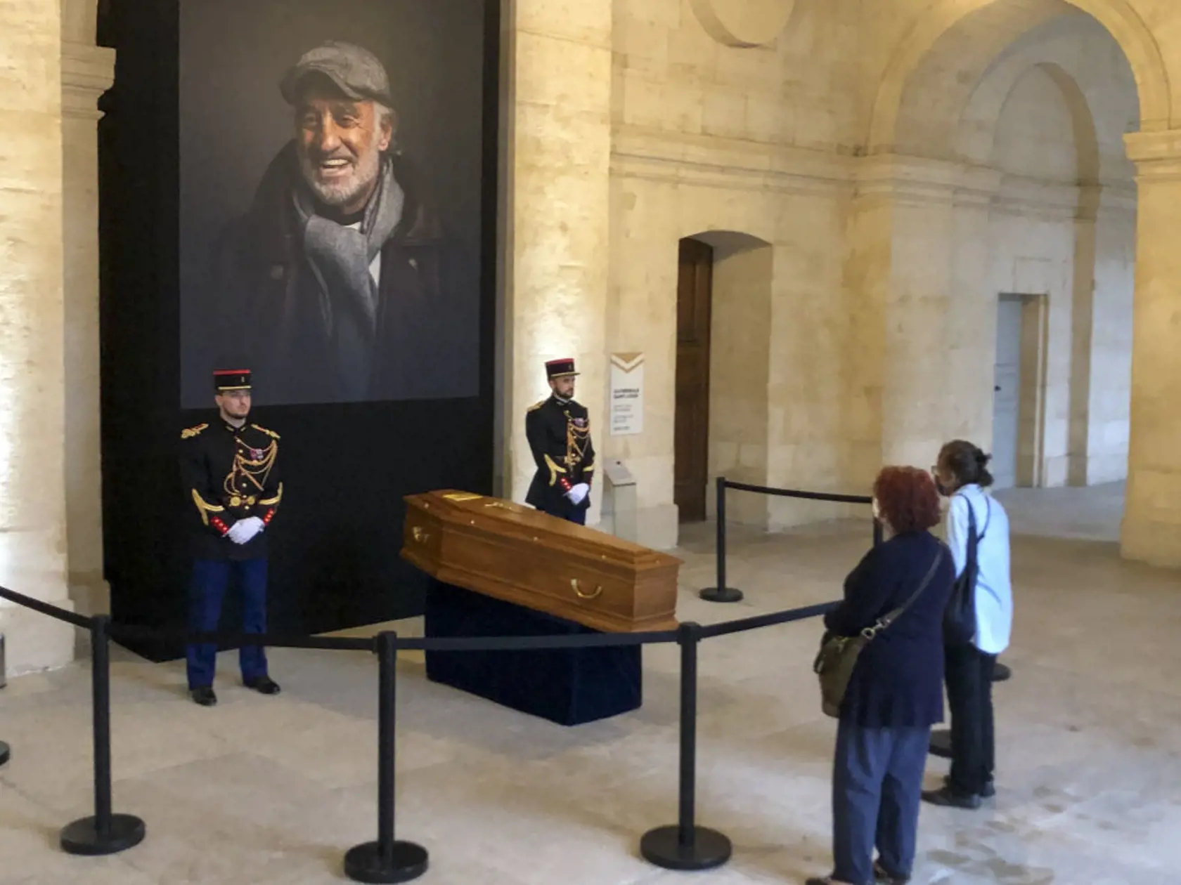 Francúzsko sa rozlúčilo s Belmondom veľkým potleskom a skladbou od Morriconeho.  Smútočná rozlúčka so štátnymi poctami sa konala na nádvorí Invalidovne v Paríži, kde bola vystavená rakva s telom herca, ktorý bol jednou z ikon francúzskej Novej vlny v kinematografii.