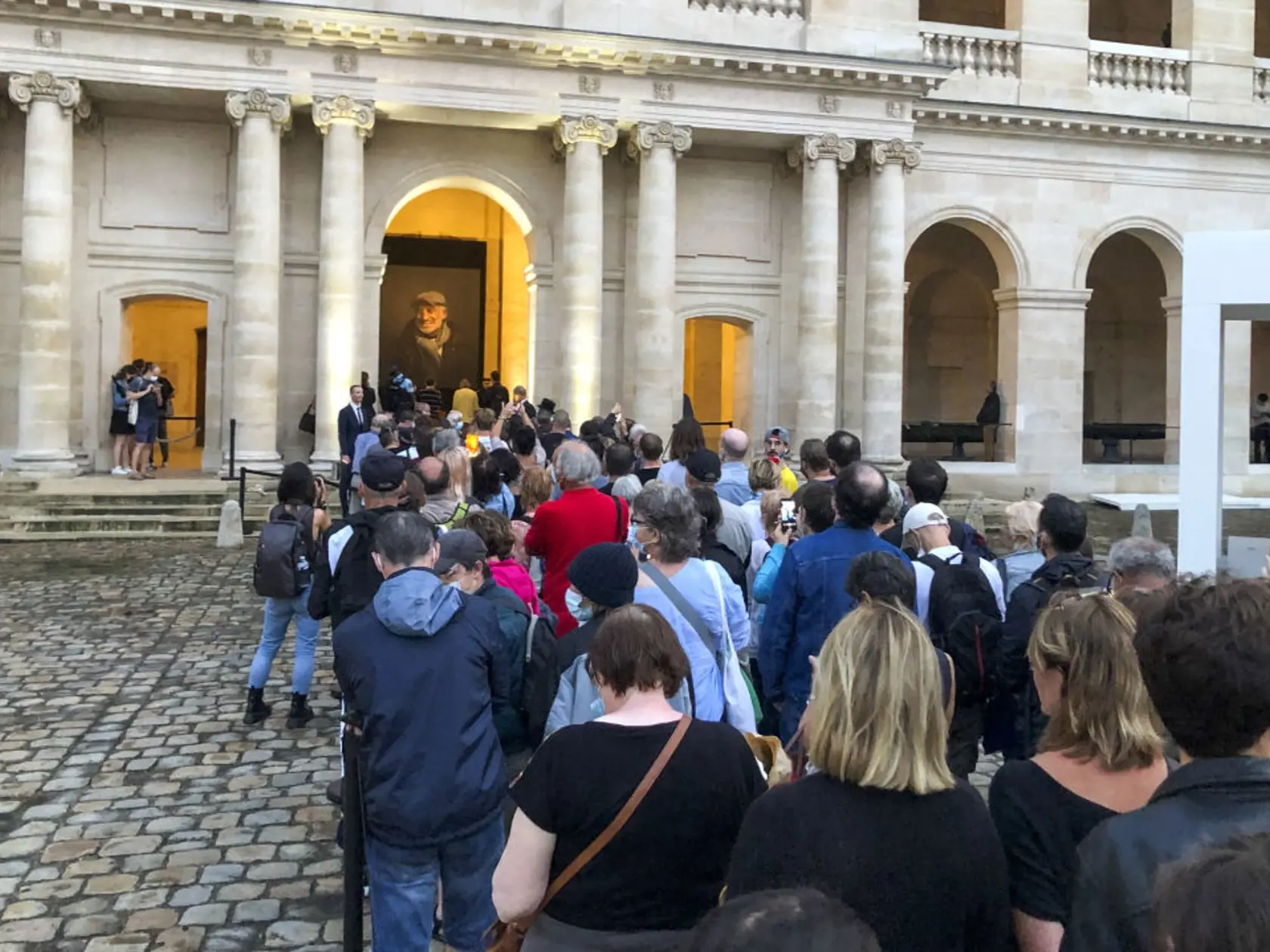 Francúzsko sa rozlúčilo s Belmondom veľkým potleskom a skladbou od Morriconeho.  Smútočná rozlúčka so štátnymi poctami sa konala na nádvorí Invalidovne v Paríži, kde bola vystavená rakva s telom herca, ktorý bol jednou z ikon francúzskej Novej vlny v kinematografii.