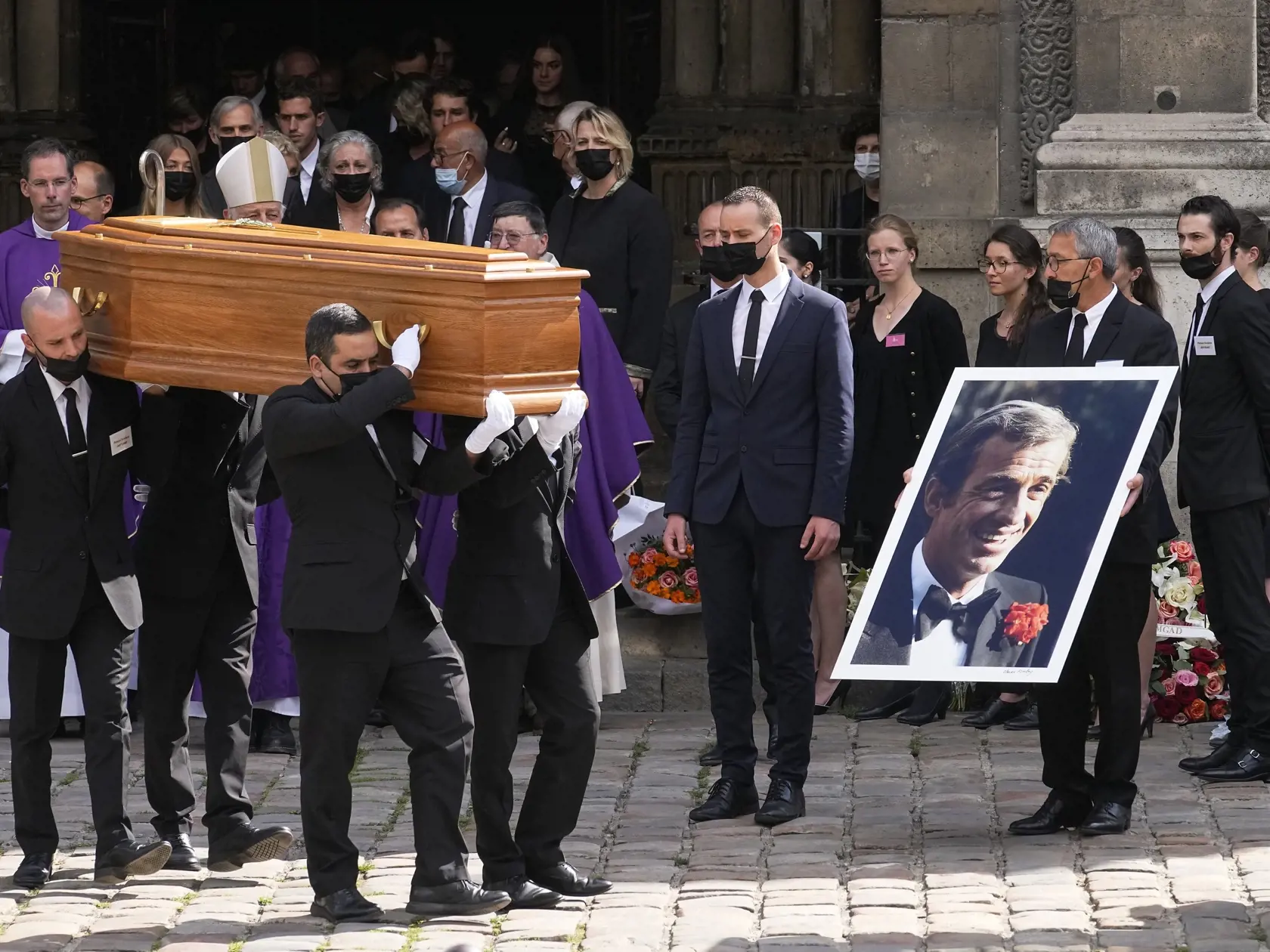 KK33 Paríž - Na snímke ľudia nesú truhlu s pozostatkami zosnulého francúzskeho herca Jeana-Paula Belmonda po pohrebnej omši v chráme Saint-Germain-des-Prés 10. septembra 2021 v Paríži. Vo veku 88 rokov zomrel v pondelok 6. septembra francúzsky herec Jean-Paul Belmondo.  Belmondo účinkoval vo vyše 80 filmoch a pracoval s celou škálou popredných francúzskych režisérov. Práve film Jeana-Luca Godarda Na konci s dychom priniesol obom trvalú slávu. FOTO TASR/AP
Pallbearers carry the coffin of actor Je