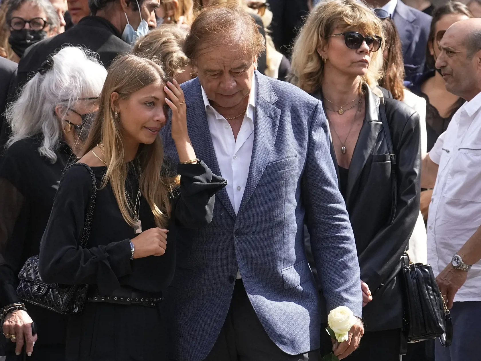 KK34 Paríž - Na snímke Stella Belmondová (vľavo), dcéra zosnulého francúzskeho herca Jeana-Paula Belmonda, odchádza po pohrebnej omši v chráme Saint-Germain-des-Prés 10. septembra 2021 v Paríži. Vo veku 88 rokov zomrel v pondelok 6. septembra francúzsky herec Jean-Paul Belmondo.  Belmondo účinkoval vo vyše 80 filmoch a pracoval s celou škálou popredných francúzskych režisérov. Práve film Jeana-Luca Godarda Na konci s dychom priniesol obom trvalú slávu. FOTO TASR/AP
Jean-Paul Belmondo's daughter 