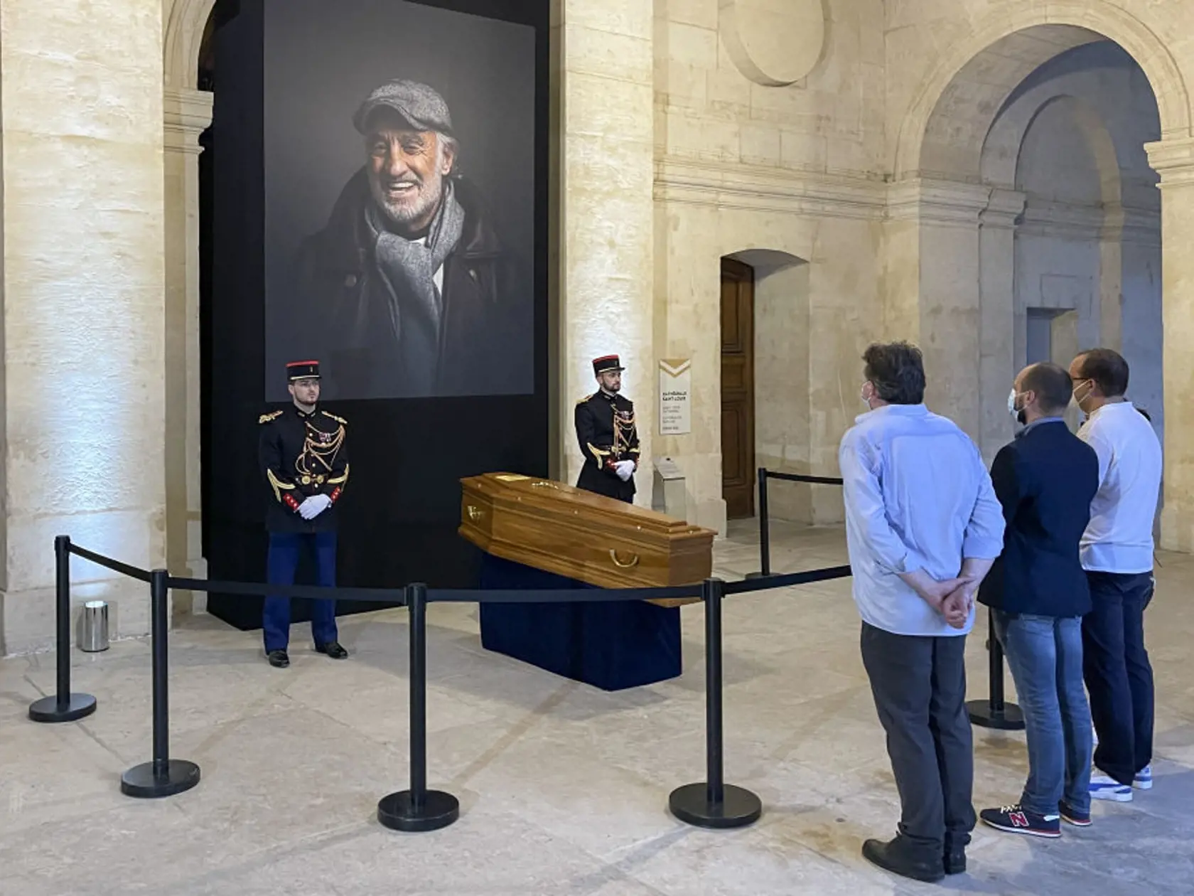 Francúzsko sa rozlúčilo s Belmondom veľkým potleskom a skladbou od Morriconeho.  Smútočná rozlúčka so štátnymi poctami sa konala na nádvorí Invalidovne v Paríži, kde bola vystavená rakva s telom herca, ktorý bol jednou z ikon francúzskej Novej vlny v kinematografii.