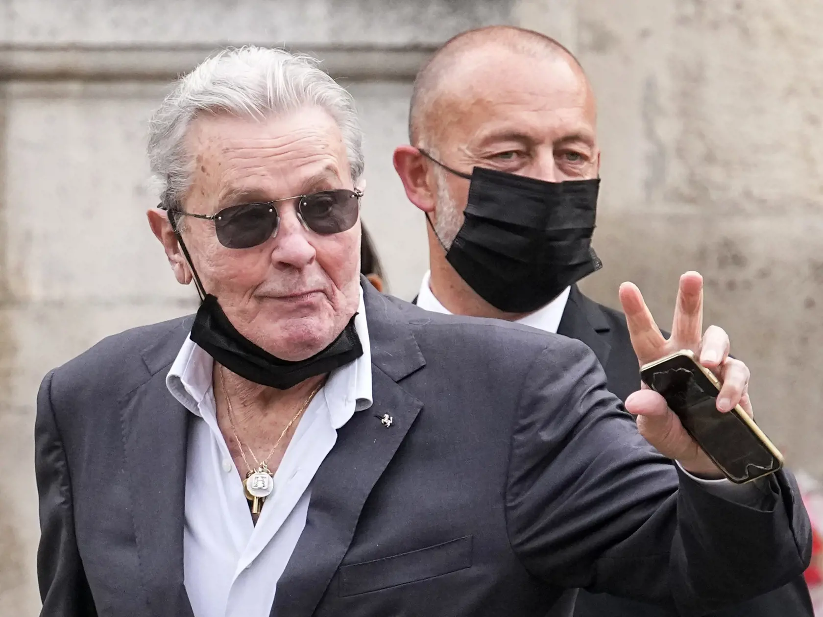 KK29 Paríž - Na snímke francúzsky herec Alain Delon prichádza do chrámu Saint-Germain-des-Prés na pohrebnú omšu za zosnulého francúzskeho herca Jeana-Paula Belmonda 10. septembra 2021 v Paríži. Vo veku 88 rokov zomrel v pondelok 6. septembra francúzsky herec Jean-Paul Belmondo.  Belmondo účinkoval vo vyše 80 filmoch a pracoval s celou škálou popredných francúzskych režisérov. Práve film Jeana-Luca Godarda Na konci s dychom priniesol obom trvalú slávu. FOTO TASR/AP
French actor Alain Delon gestur