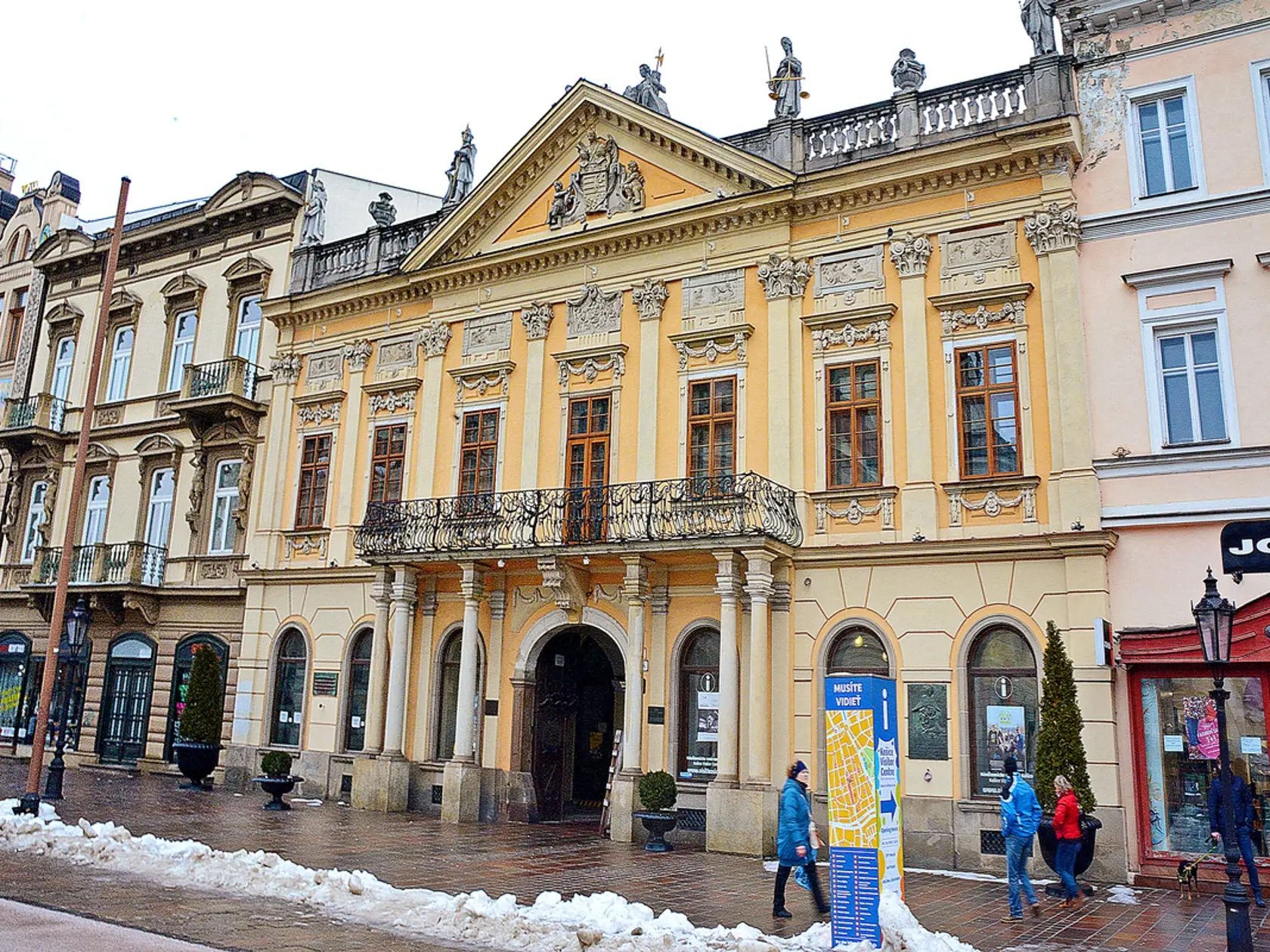 Symboly socializmu nájdete na fasáde historickej radnice.